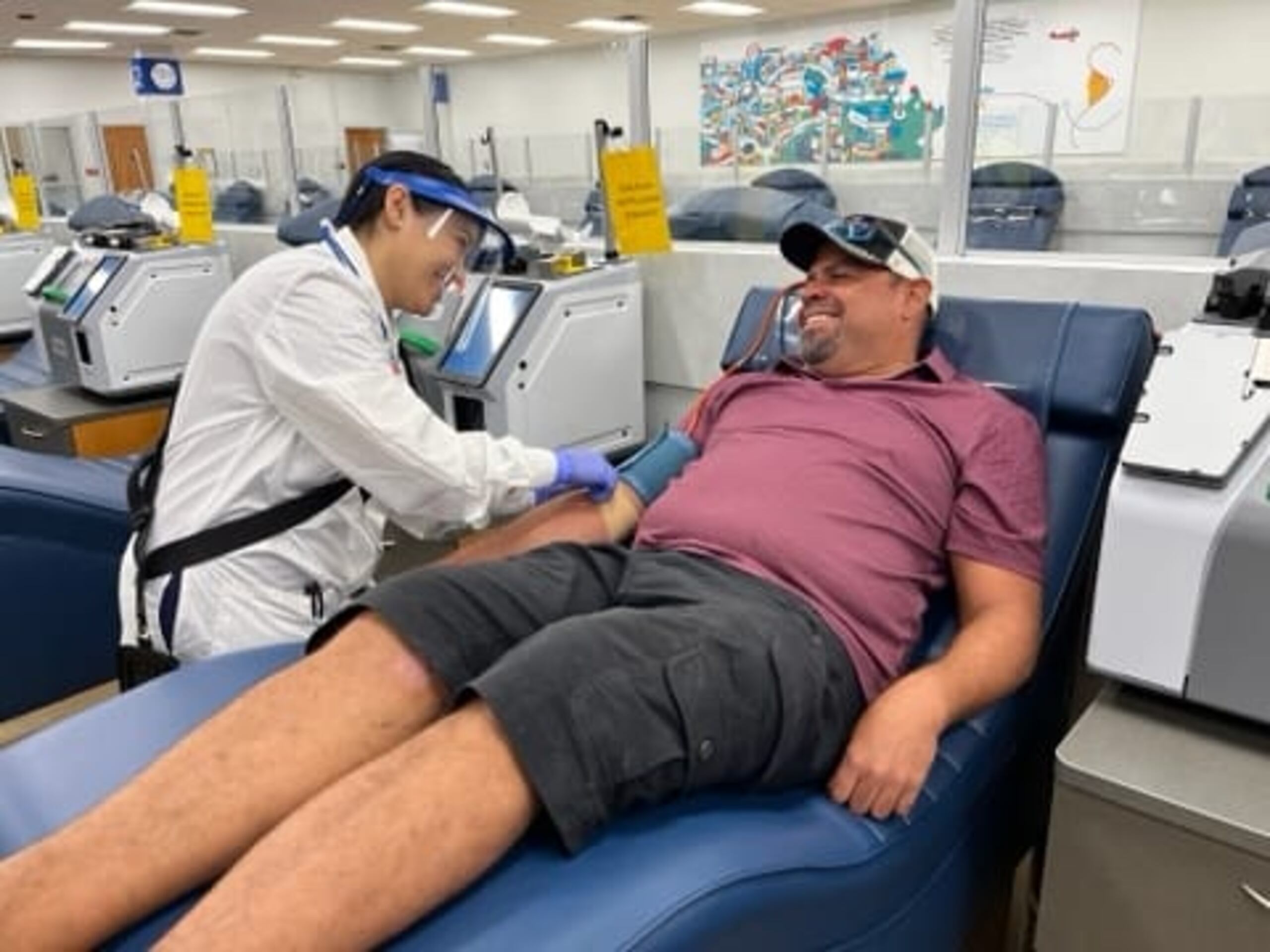 Noel Ayala empezó a donar en el 2020 cuando el plasma se investigaba como tratamiento para los pacientes de COVID-19 en pleno comienzo de la pandemia.