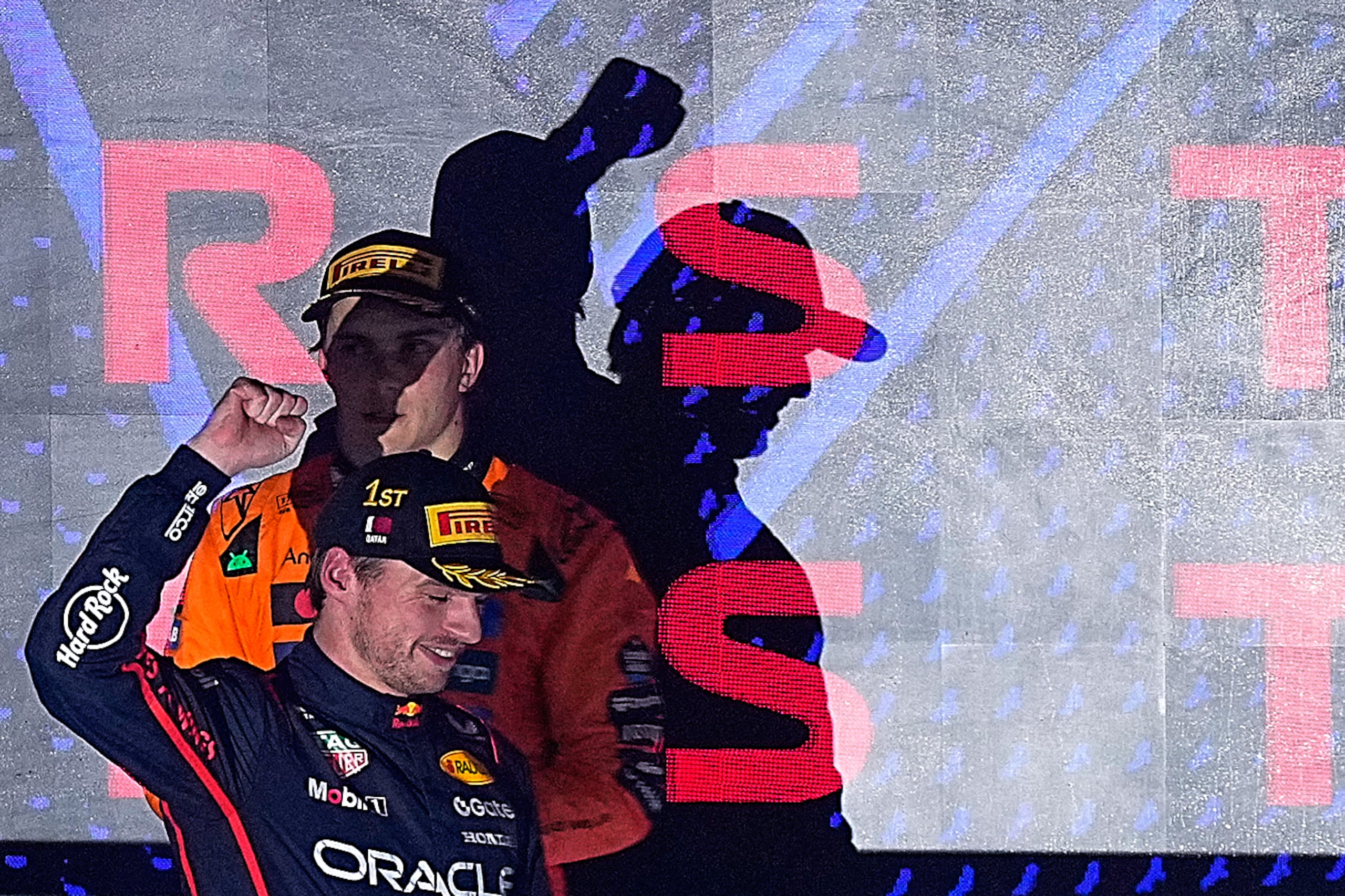 Max Verstappen de Red Bull celebra su victoria en el Gran Premio de Catar de la Fórmula 1, el domingo 30 de noviembre de 2025, en Lusail. (AP Foto/Fatima Shbair)