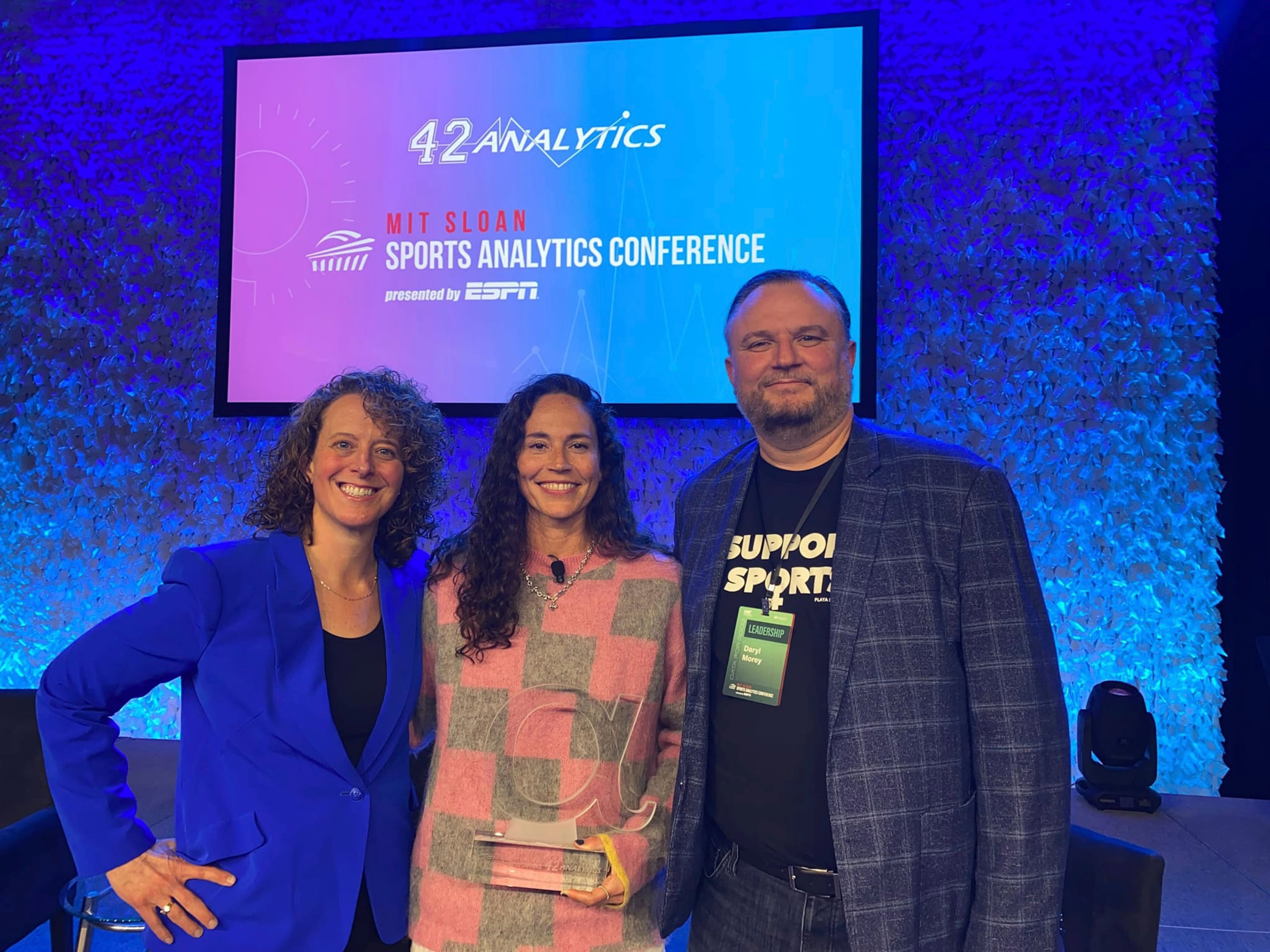 En esta foto de marzo de 2023, distribuida por la Sloan Sports Analytics Conference, posan de izquierda a derecha Jessica Gelman, Sue Bird y Daryl Morley, tras la entrega de un premio a la segunda en Boston. La conferencia suele reunir a miles de “nerds” experimentados en el análisis profundo de las estadísticas deportivas.