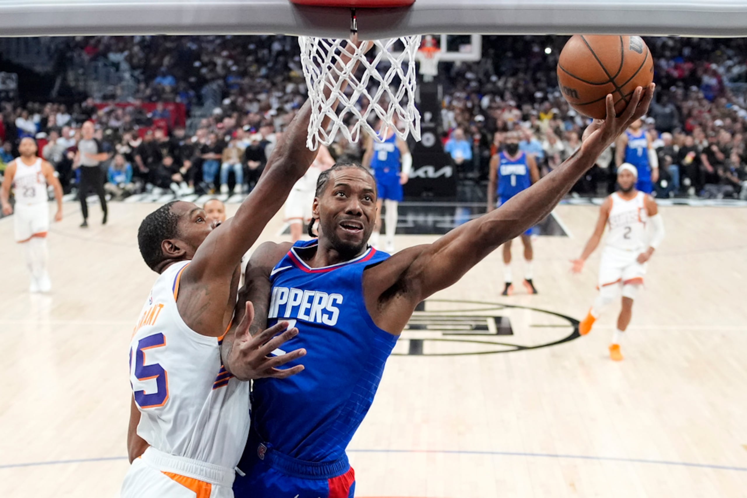 Kawhi Leonard (derecha) tenía una opción de $49 millones para la temporada 2024-25.