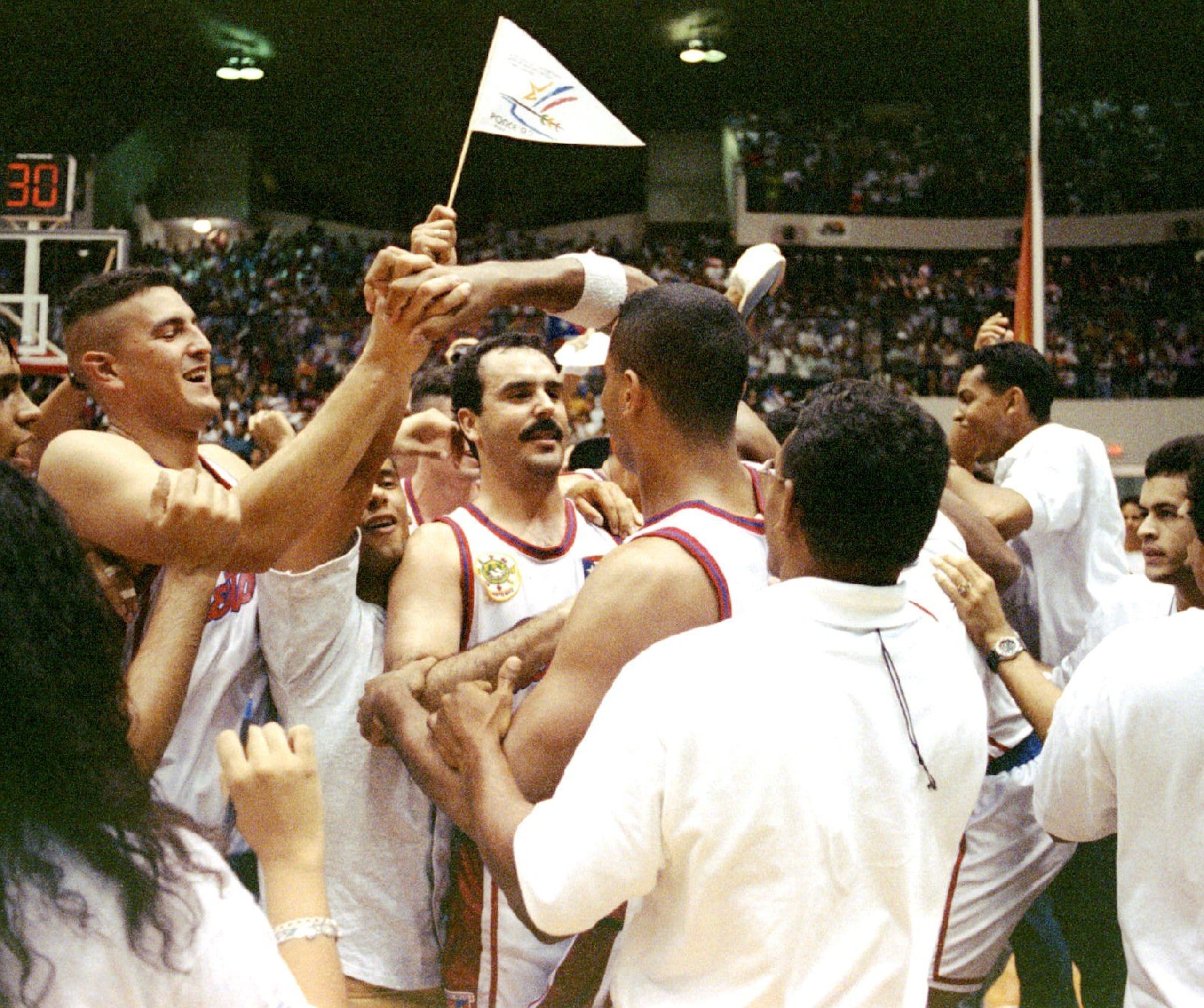El equipo nacional masculino regresó a la cima de los Juegos al conquistar su primera medalla de oro en 15 años. En la foto, el fenecido Fico López (centro) fue uno de los integrantes del conjunto.