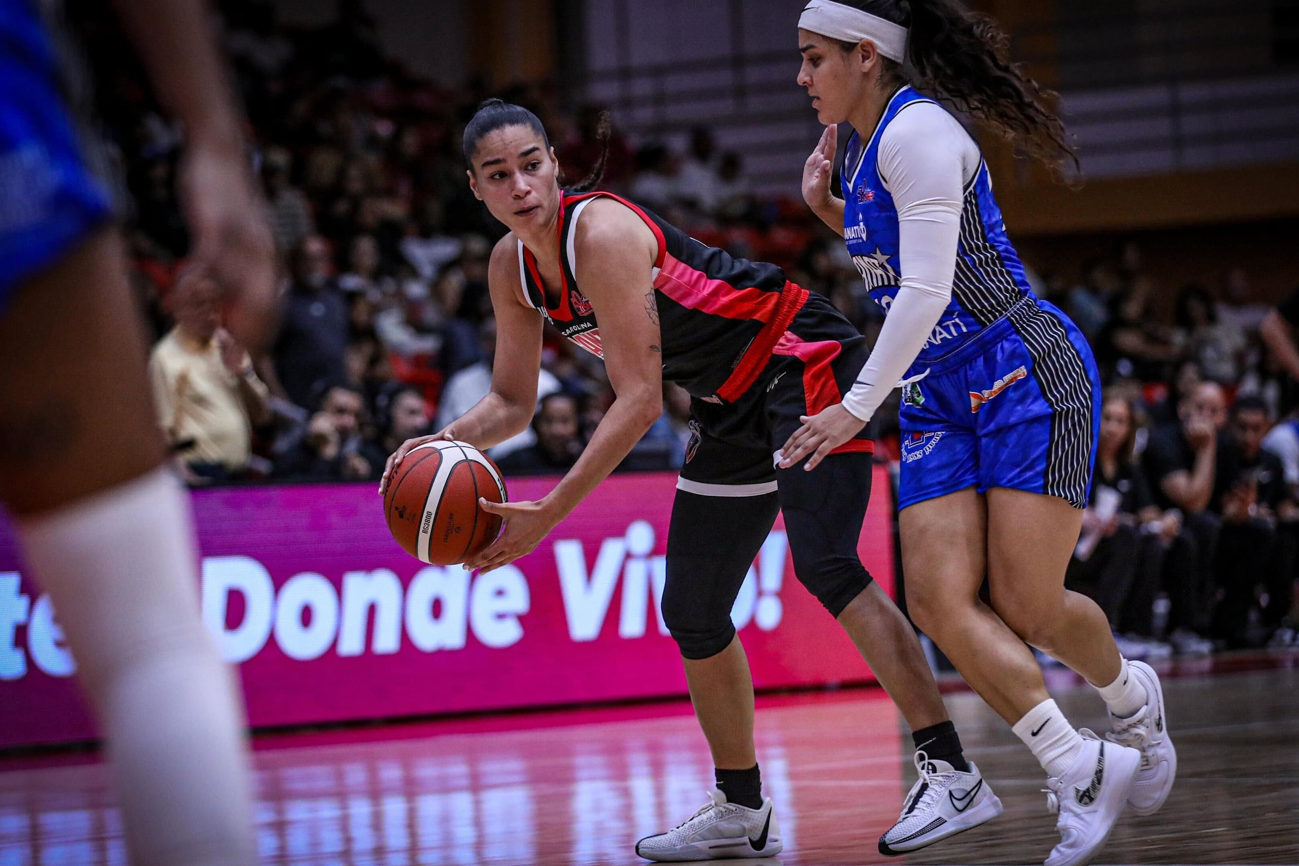 Tayra Meléndez, a la izquierda, forma parte de las campeonas defensoras Gigantes de Carolina.