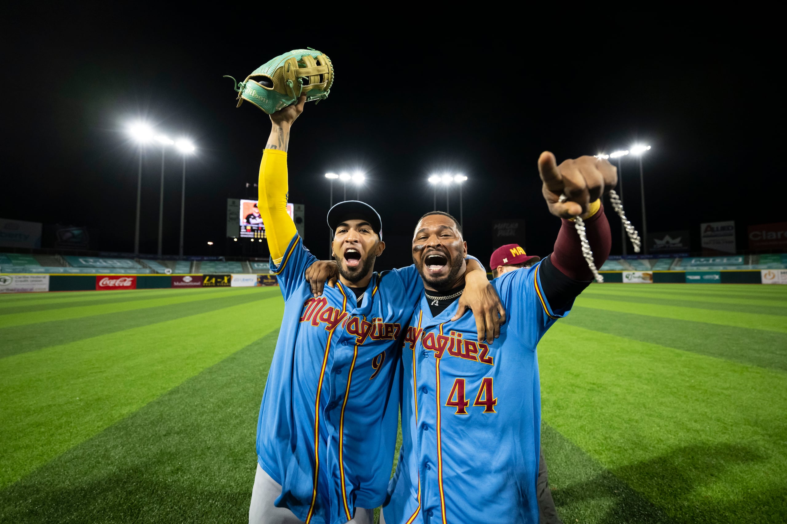 Eddie Rosario, a la izquierda, y Anthony García festejan en el terreno.