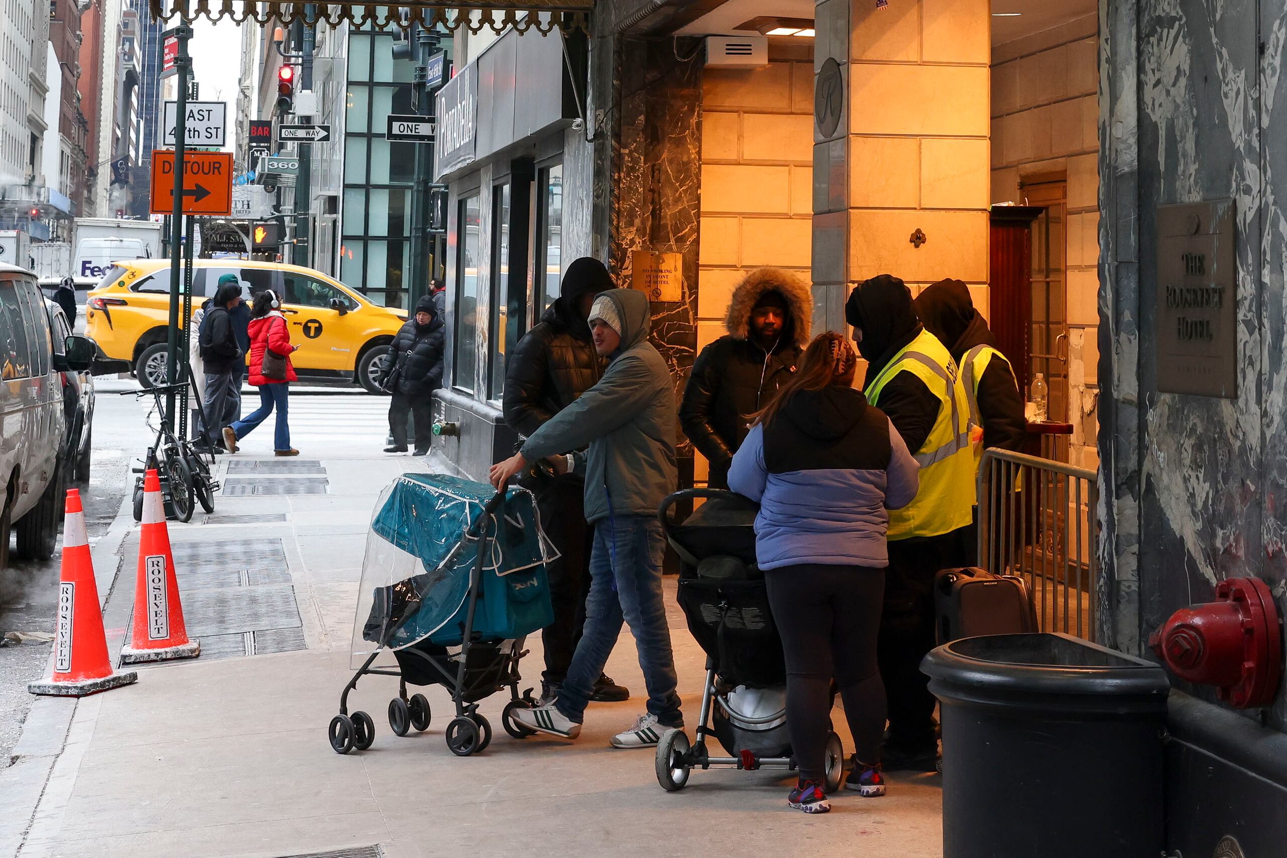 Fotografía del 21 de enero de 2025 de personas entrando y saliendo de un refugio para migrantes en el antiguo Hotel Roosevelt en Nueva York, Nueva York, EE. UU. (EFE/SARAH YENESEL)