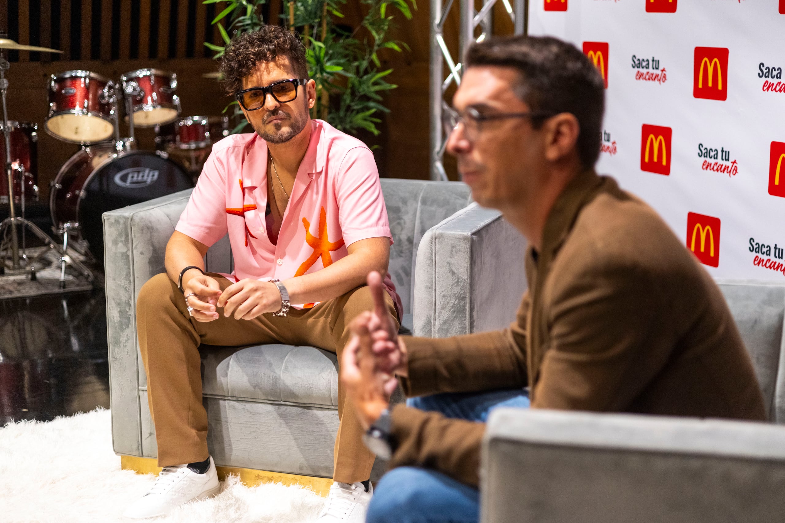 El cantautor compartió los detalles del tema musical que animará la campaña junto con Vincent Lamazou, director ejecutivo de Arcos Dorados.