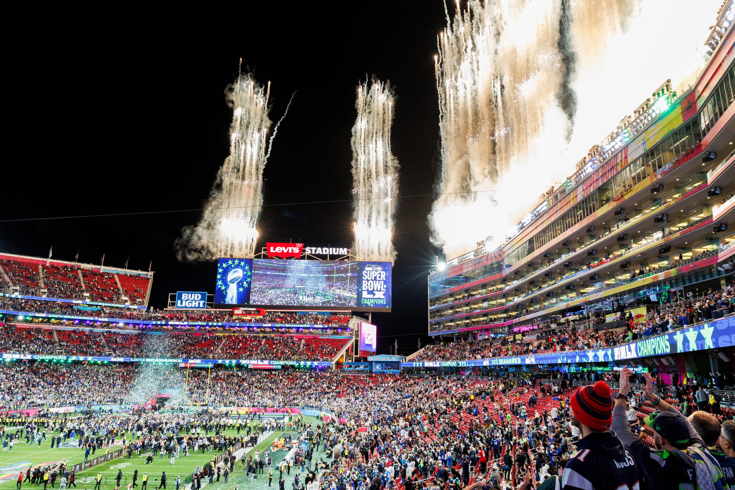 Fuegos artificiales iluminan la parte superior del Levi’s Stadium tras la victoria de los Seahawks sobre Patriots.