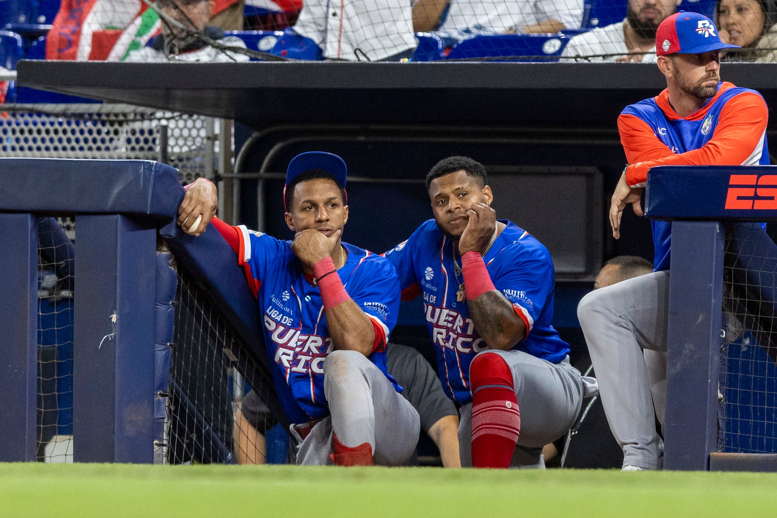 Johneshwy Fargas (izquierda) y Nelson Velázquez observan el final del juego entre Puerto Rico y Panamá desde el dugout.