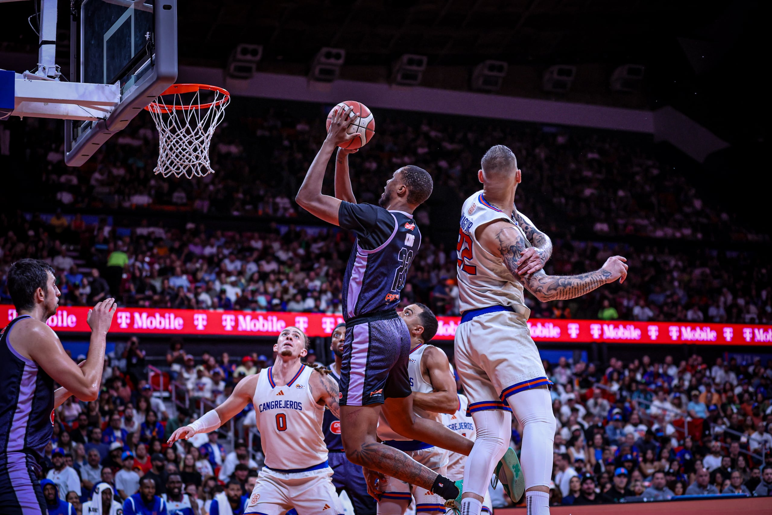 Louis King, de los Criollos, tira al canasto ante la defensa de los Cangrejeros en el quinto juego de los cuartos de final del BSN.