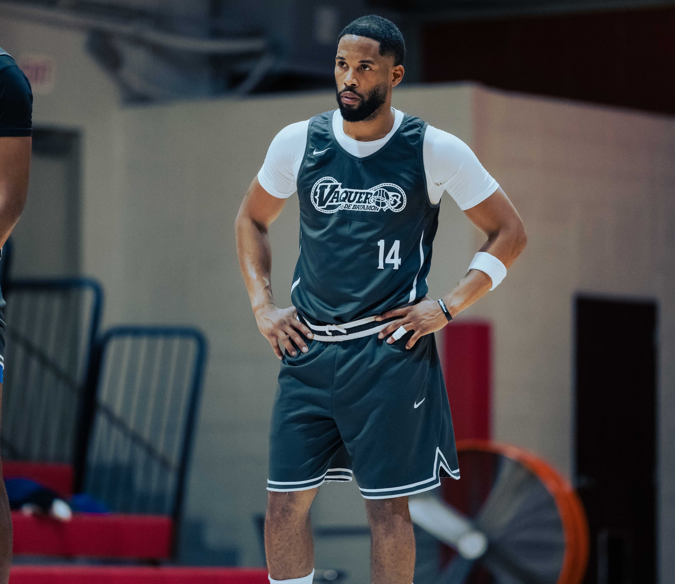 Gary Browne en una práctica de los Vaqueros de Bayamón de cara a la temporada 2025 del BSN.