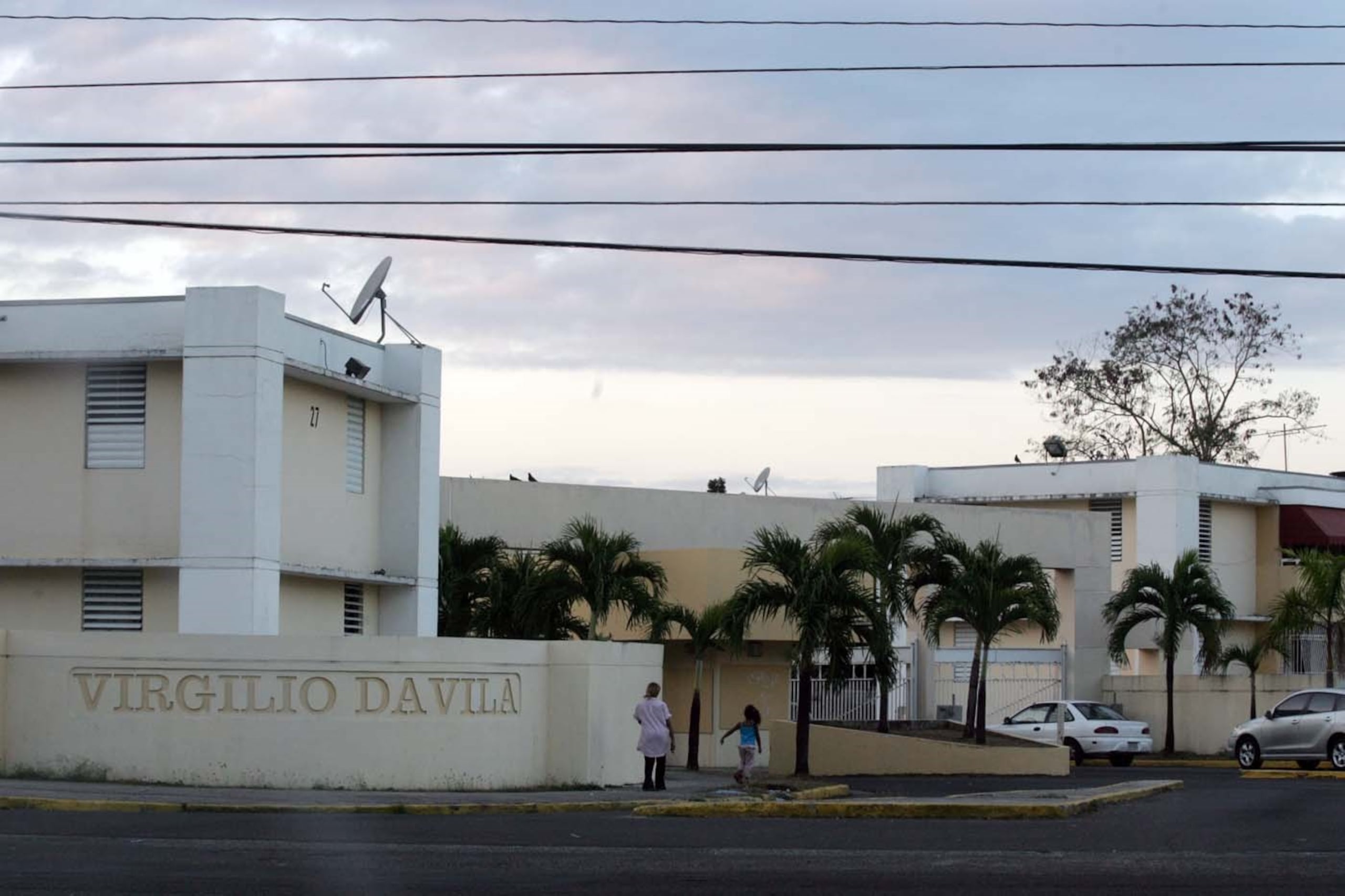 Entrada del residencial Virgilio Dávila, donde ocurrió el incidente. (GFR Media)