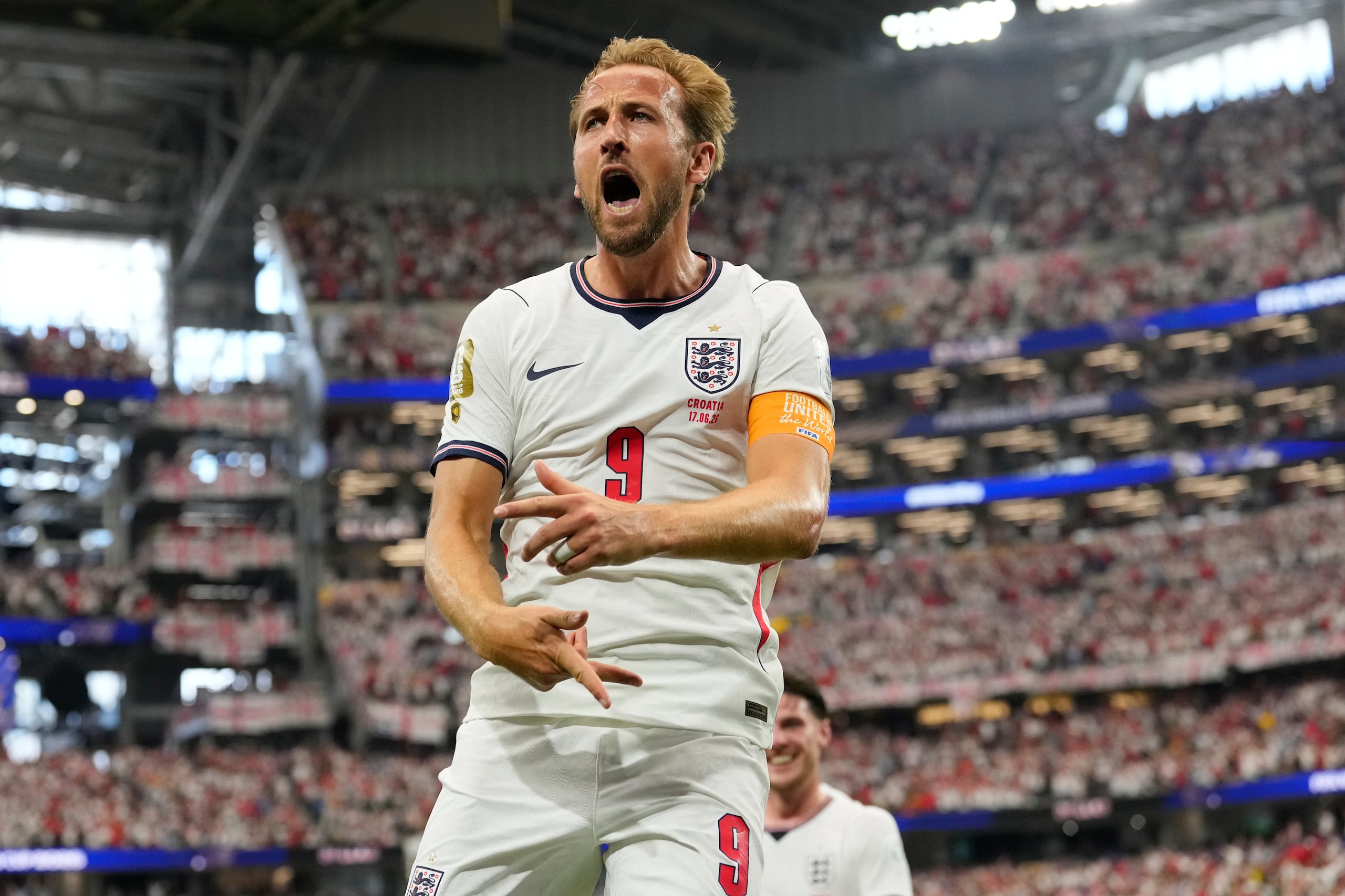 Harry Kane festeja tras anotar el primer gol de Inglaterra ante Croacia en el Mundial.