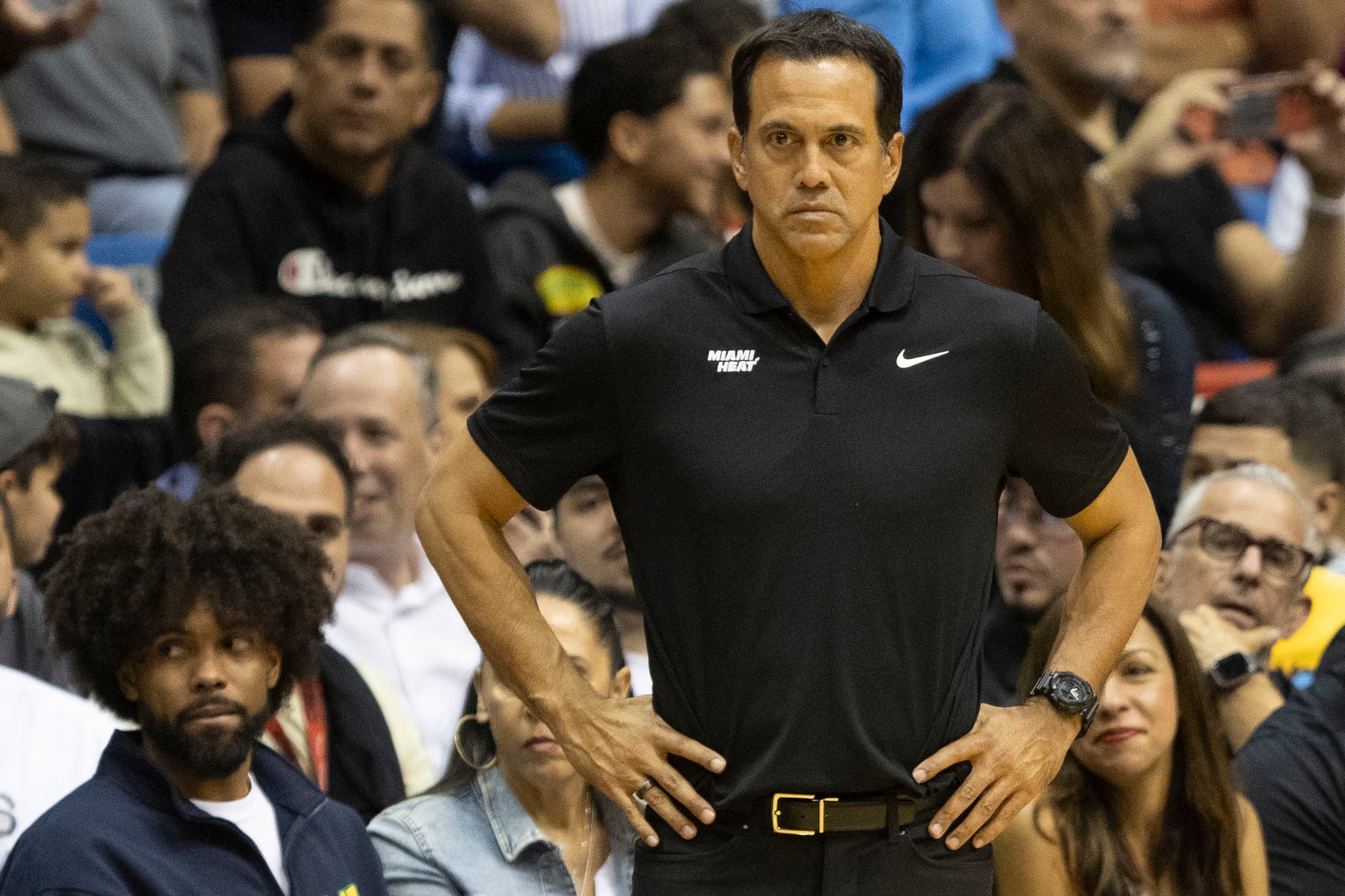 Erik Spoelstra durante el partido amistoso de pretemporada entre el Heat de Miami y el Magic de Orlando en Puerto Rico.