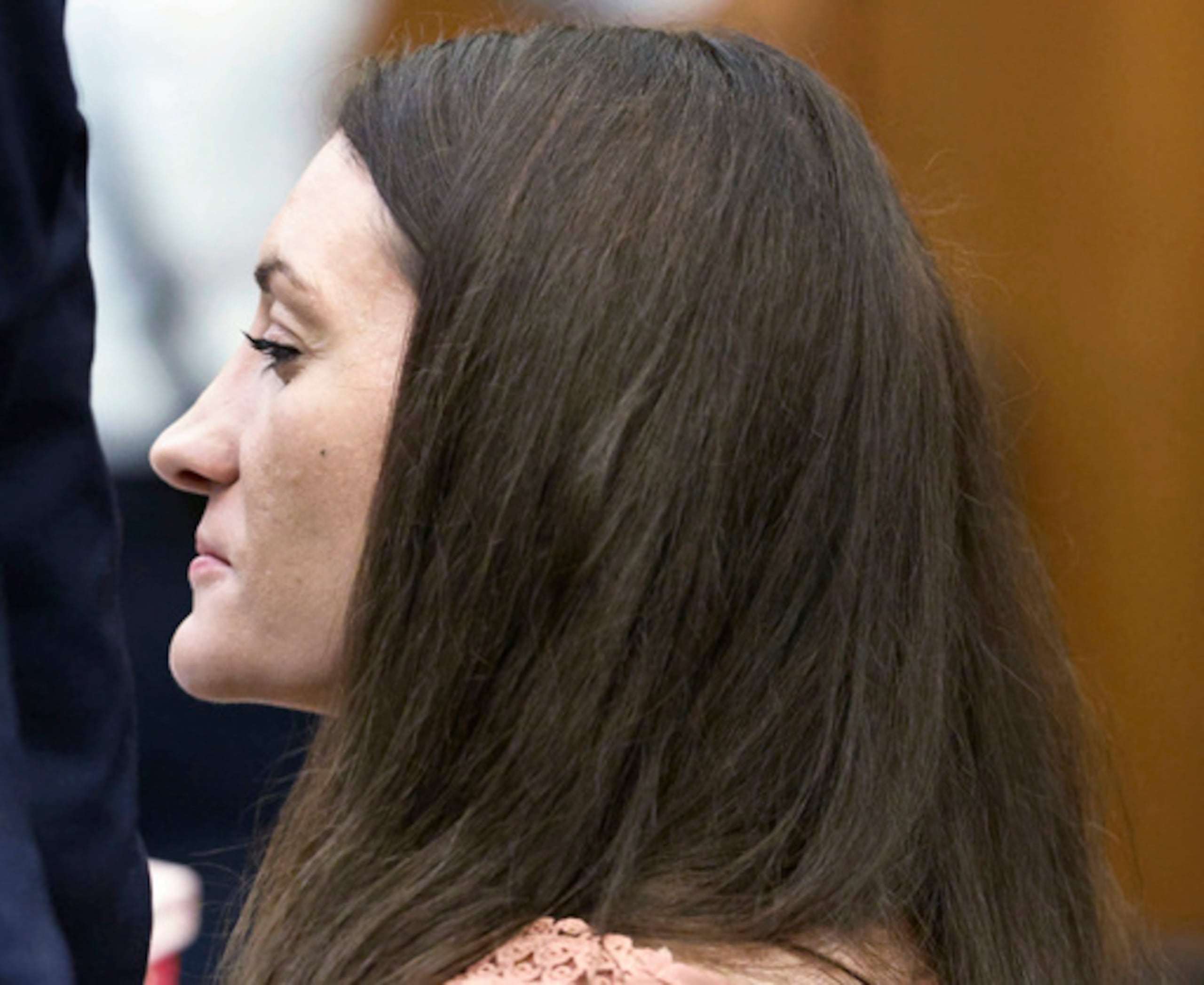 Lindsay Clancy sonríe después de que su abogado, Kevin Reddington, concluyera su interrogatorio al testigo de refutación, el Dr. Avram Mack, durante su juicio por asesinato en el Tribunal Superior de Plymouth, el lunes 24 de agosto de 2026 en Plymouth, Massachusetts. (Greg Derr/The Patriot Ledger vía AP, Pool)