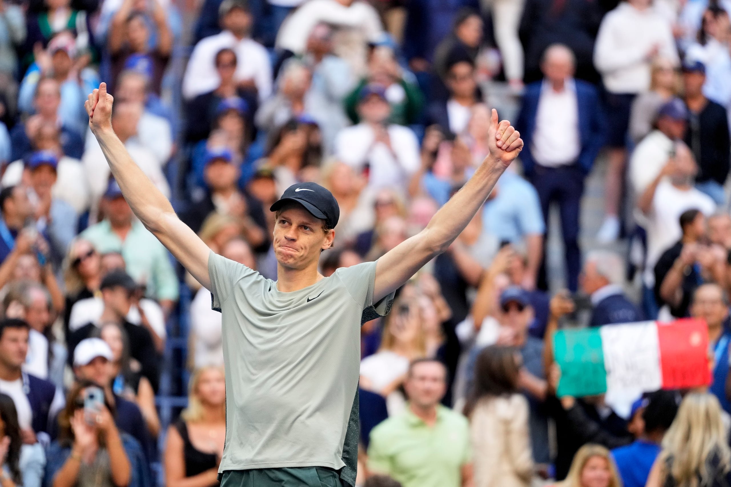 Jannik Sinner reacciona tras derrotar a Taylor Fritz en la final del Abierto de Estados Unidos.