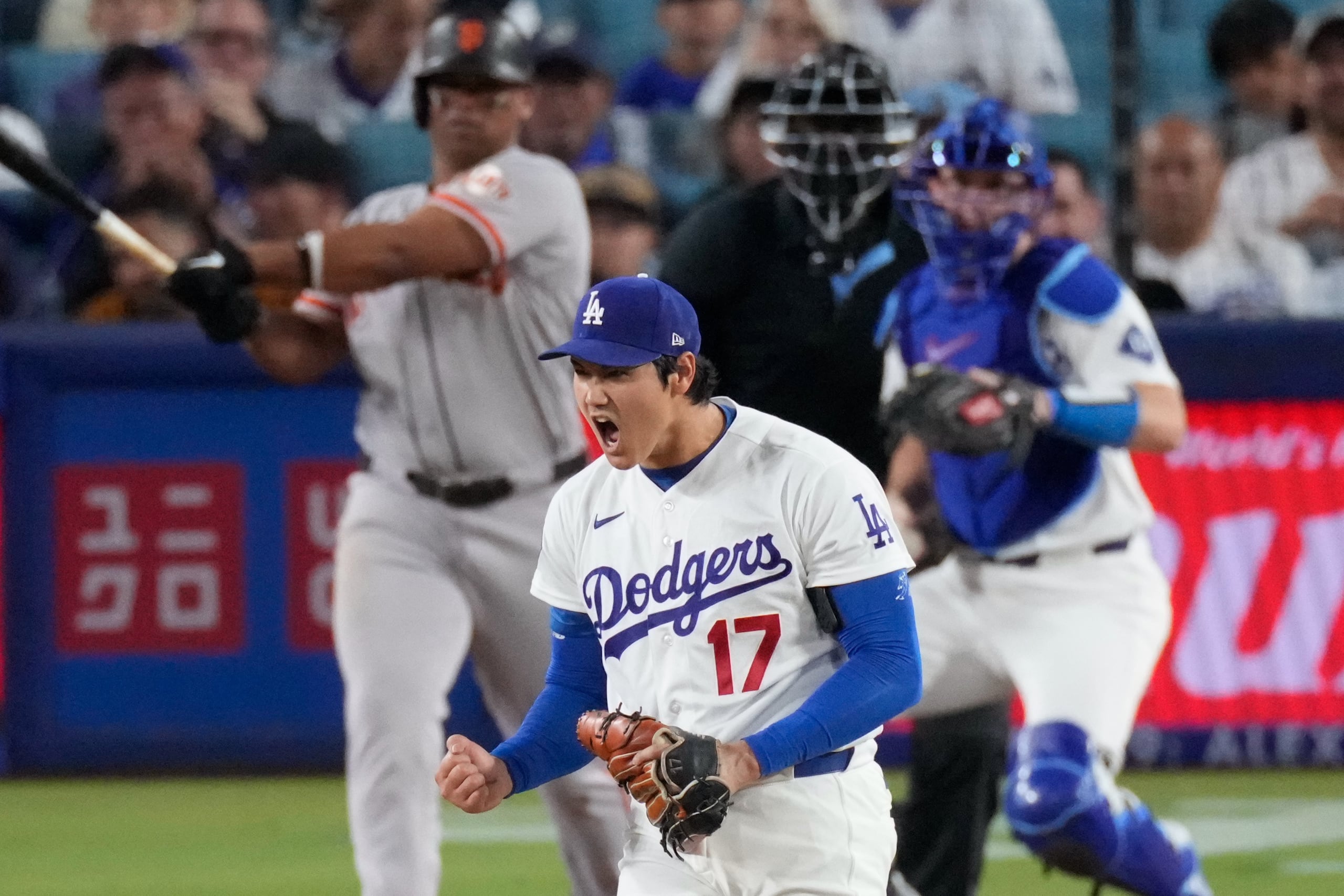 Shohei Ohtani celebra ponchar a Rafael Devers.
