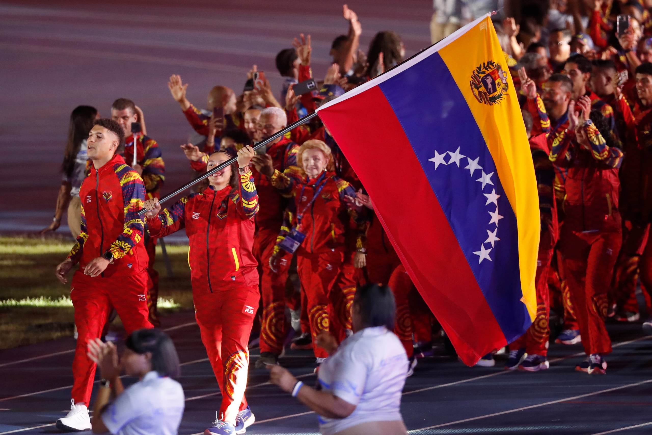 Fotografía de archivo del 24 de julio de 2026 en la que se observa a los abanderados de Venezuela, la judoca Karen León y el taekwondista Luis Álvarez, al desfilar con su delegación en la inauguración de los XXV Juegos Centroamericanos y del Caribe Santo Domingo 2026 en el estadio Félix Sánchez en Santo Domingo (República Dominicana). EFE/Rodrigo Sura
