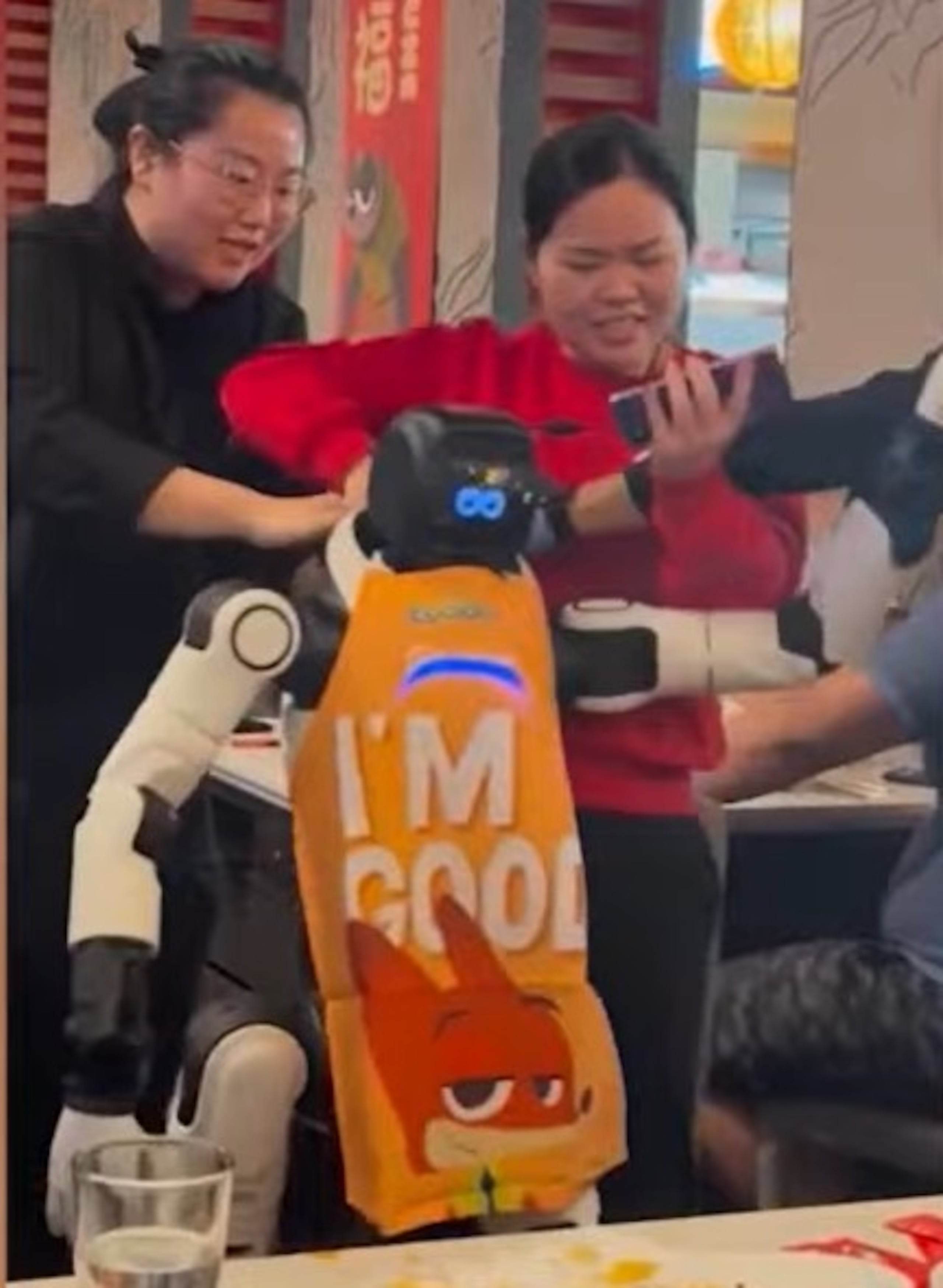 Al menos tres empleados del restaurante tuvieron que intervenir para poder detener al simpático, pero descontrolado androide.