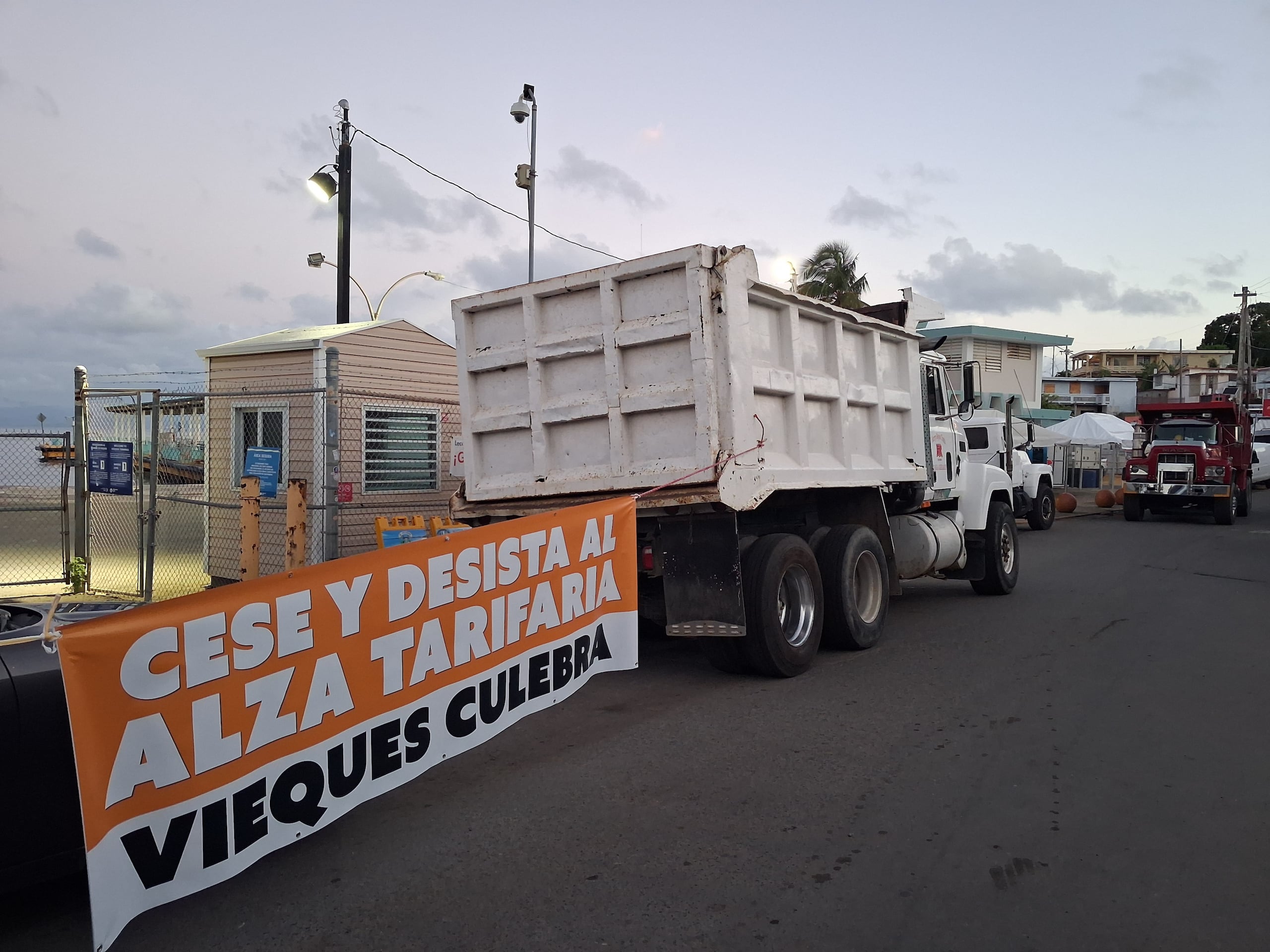 Protesta en el terminal de lanchas en Vieques ante aumento en las tarifas del servicio, el miércoles 1 de abril de 2026.