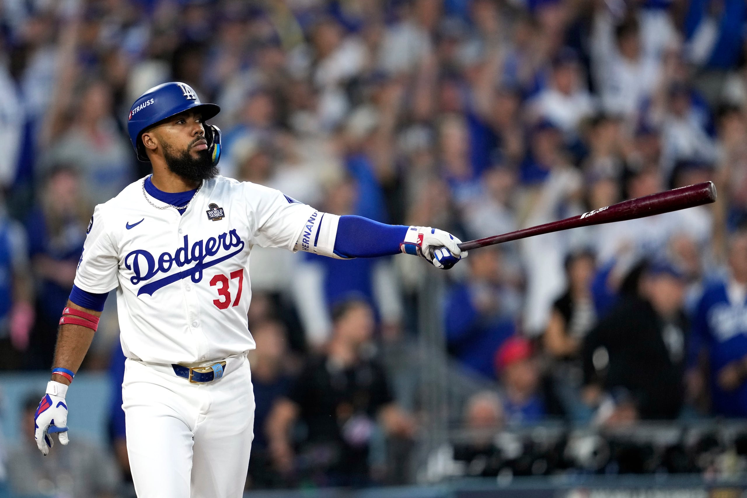 Teoscar Hernández observa un pelota desaparecer después de conectar un cuadrangular ante los Yankees de Nueva York en el segundo juego de la Serie Mundial 2024.