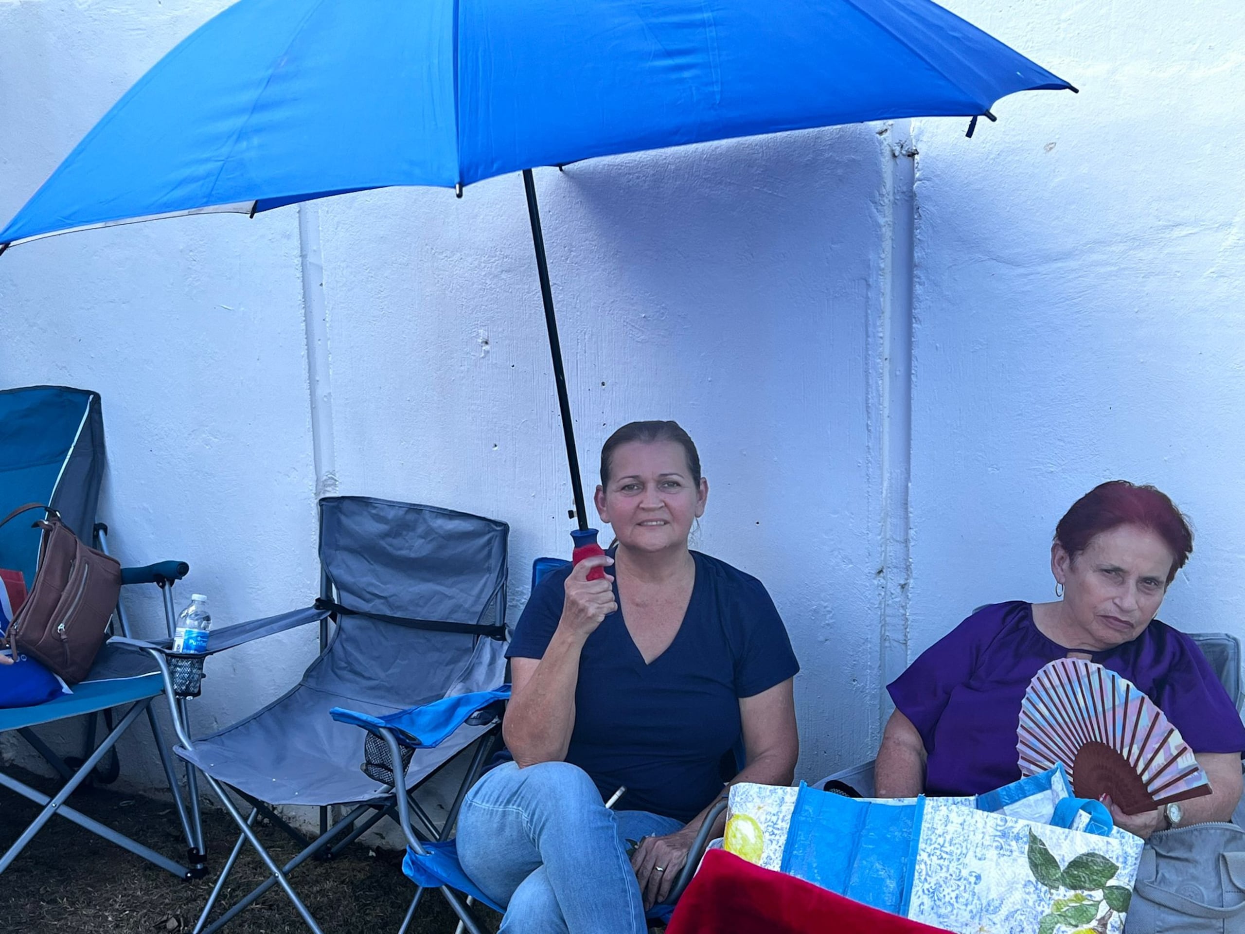 Lucy González pensó que sería la primera en llegar al centro ayer, pero se topó con que ya habían 31 personas esperando para hacer turno.