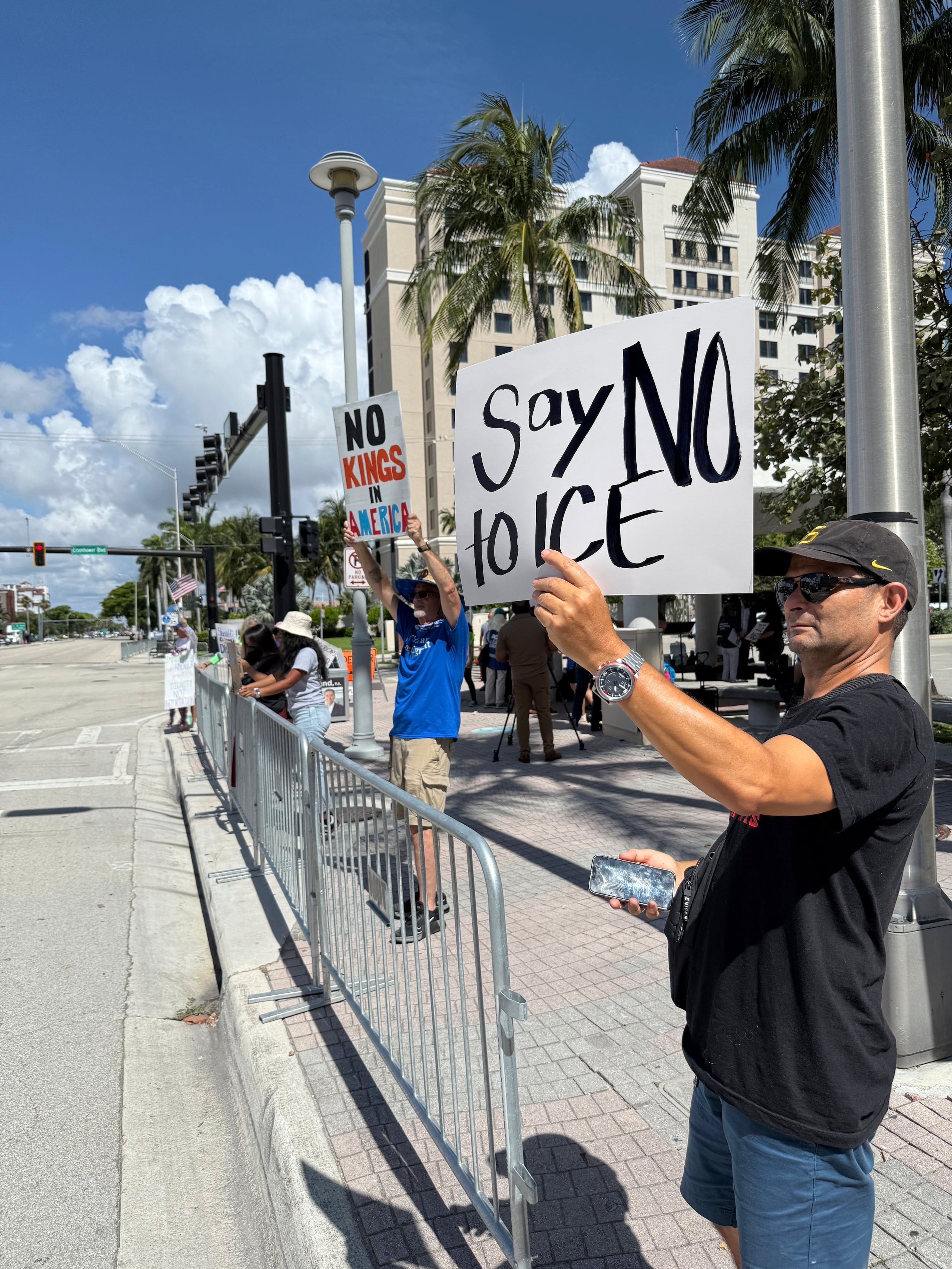 El portavoz de la Coalición de Inmigrantes de Florida, expresó que la participación de las policías locales en asuntos de inmigración podría llevar a que las personas tengan miedo de pedir ayuda.