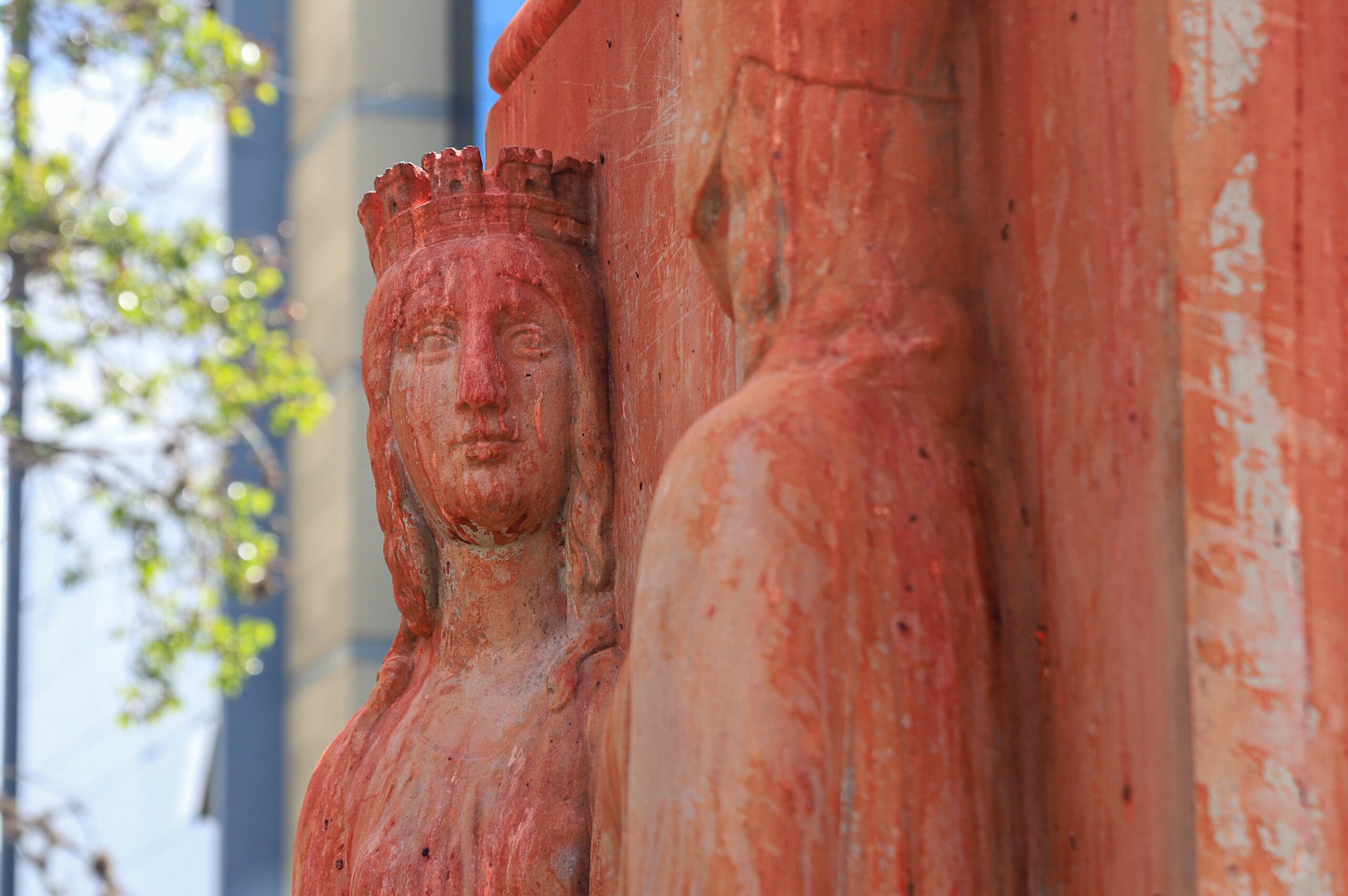 Detalle de la estatua de Isabel la Católica luego de ser pintada por el colectivo feminista de Bolivia Mujeres Creando este sábado, en la ciudad de La Paz (Bolivia). EFE/ Gabriel Márquez