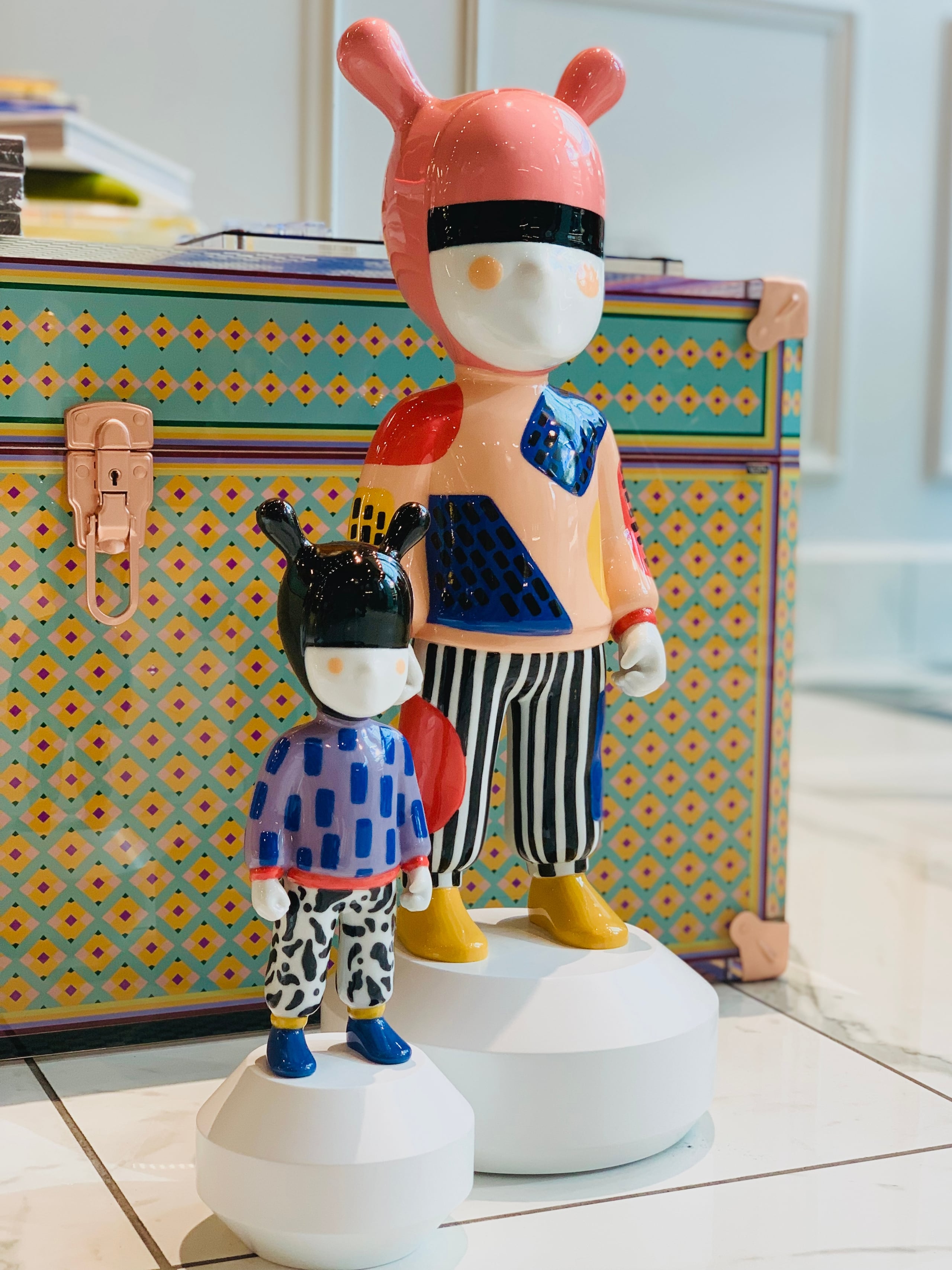 Con una selección meticulosa de piezas exclusivas de reconocidas marcas, diseñadores y artistas internacionales, La Dolce Vita se ha convertido en un destino exclusivo e ideal para quienes buscan piezas únicas para coleccionar, decorar y obsequiar.