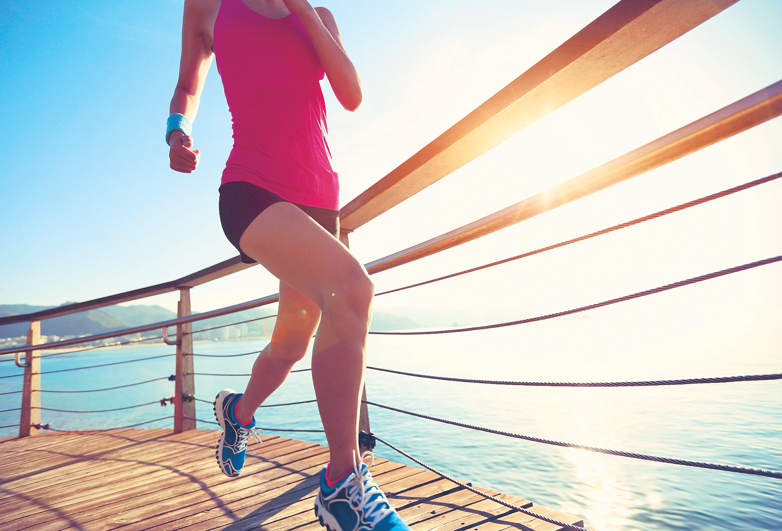 Con respecto a las mujeres, a medida que los niveles de estrógeno disminuyen por la menopausia, la densidad de los huesos también se reduce.