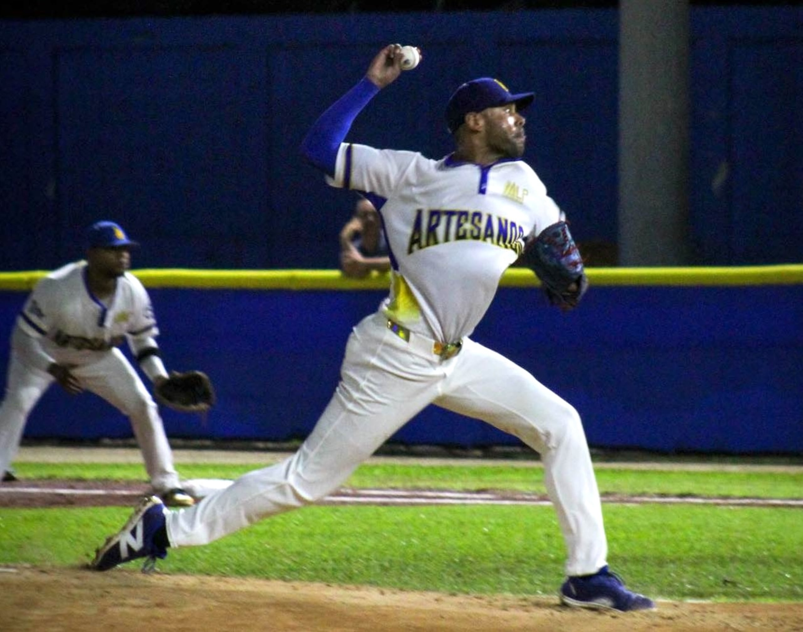Adalberto Flores completó seis entradas ponchando a ocho y permitiendo solo dos hits, sin carreras, en la victoria de los Artesanos sobre los Mulos en el inicio de la final del Este.