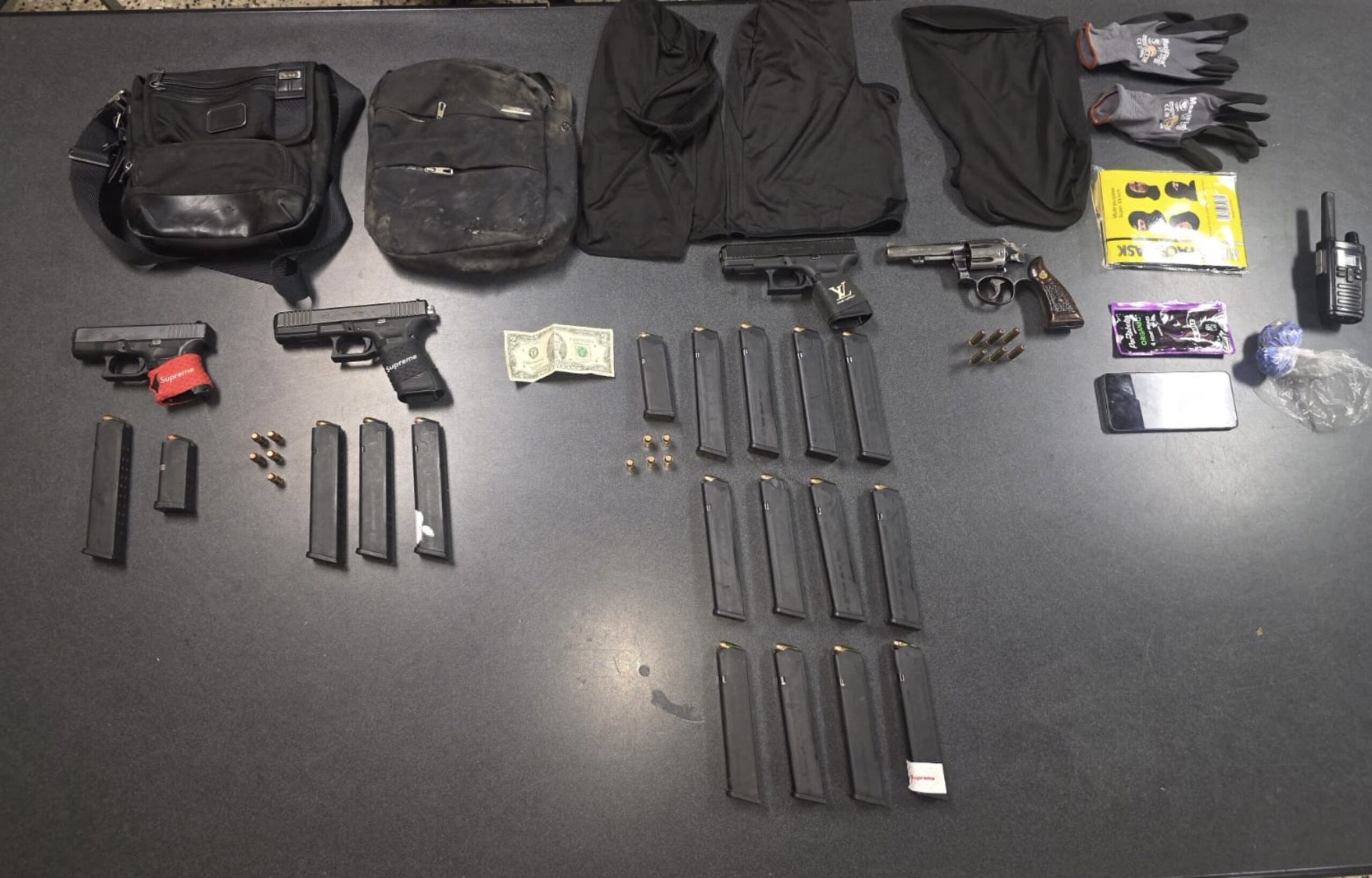 Resultado de una intervención en la que ocuparon pistolas alteradas para disparar en automático, más de 300 balas, cargadores y sustancias controladas.