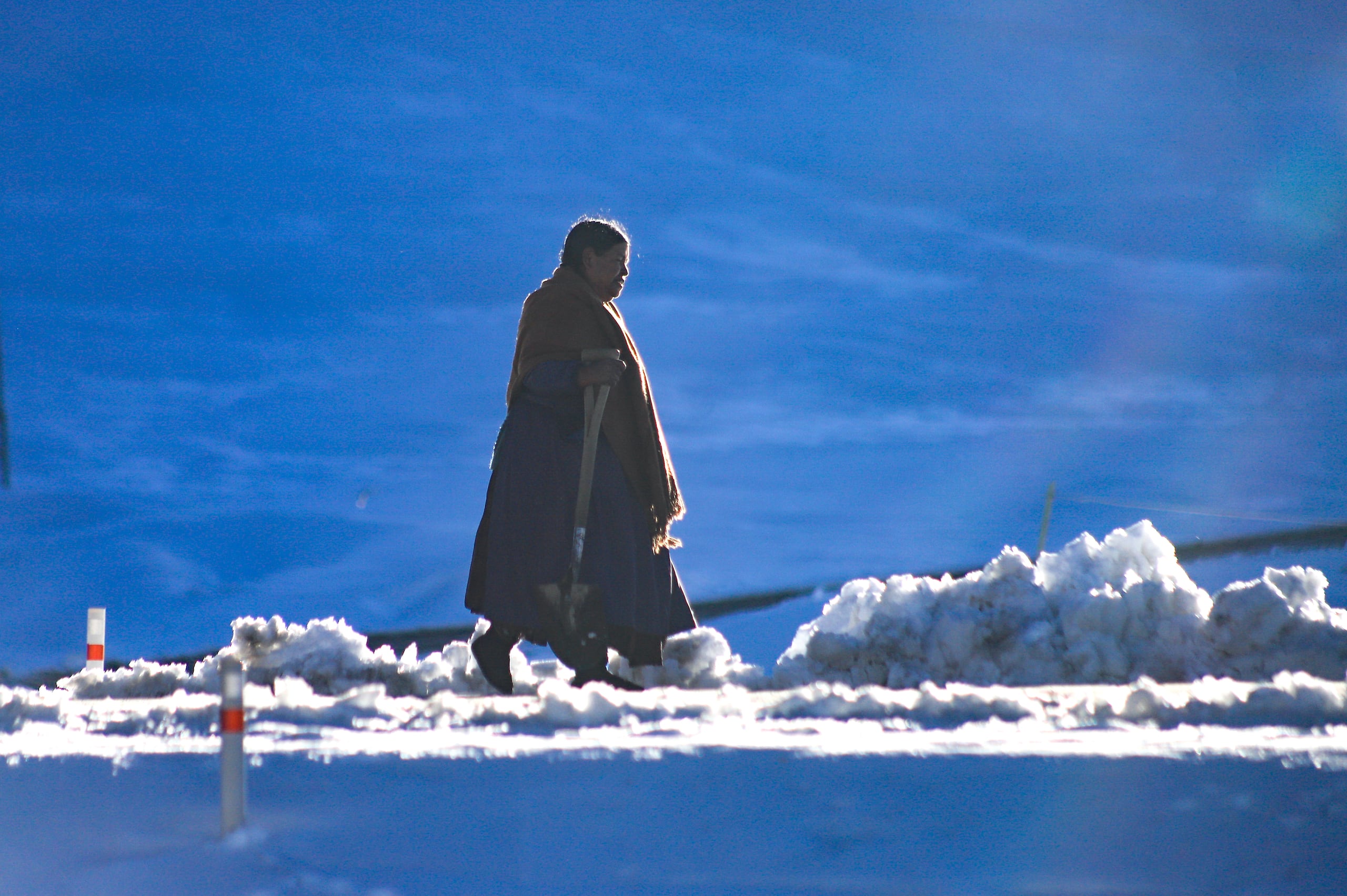 Una mujer aimara camina en La Cumbre (Bolivia). (EFE/ Gabriel Márquez)