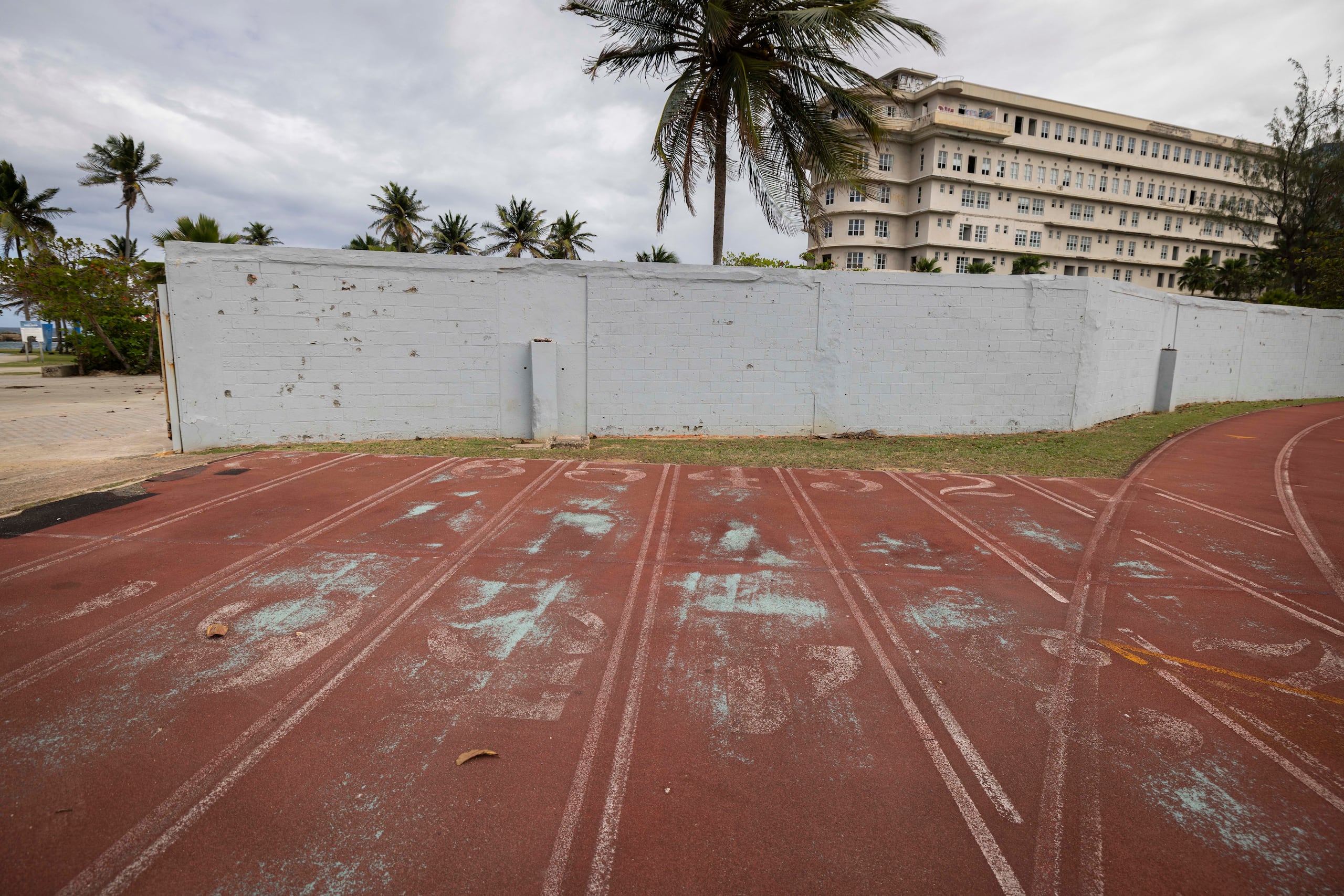 Esta foto muestra la cercanía del estadio al edificio del antiguo hotel Normandie, cuyos dueños actuales quieren arrendar los terrenos del estadio para construir un parque multipisos en el área.