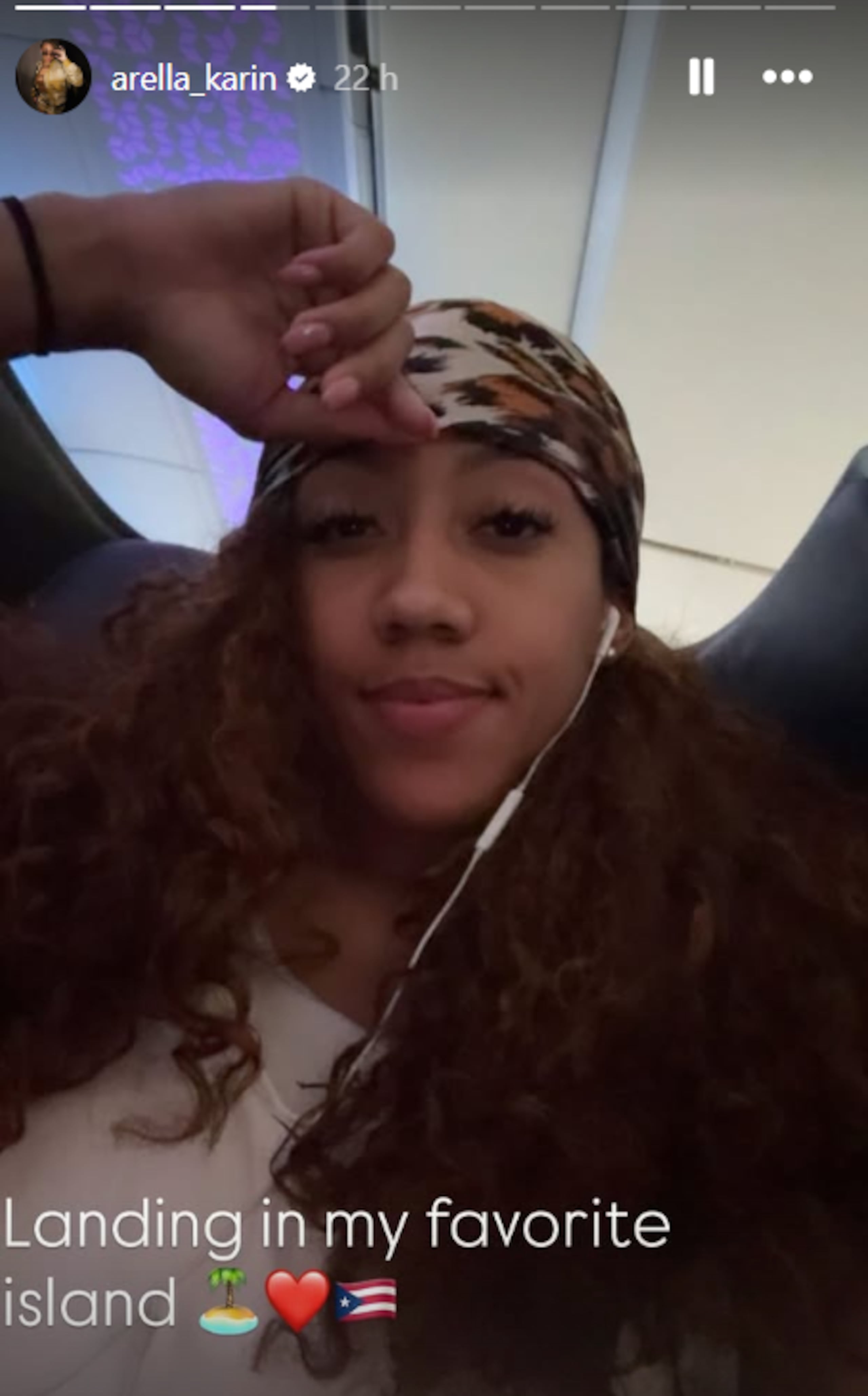 Arella Guirantes publicó esta imagen tan pronto el avión en el que viajaba pisó suelo boricua.