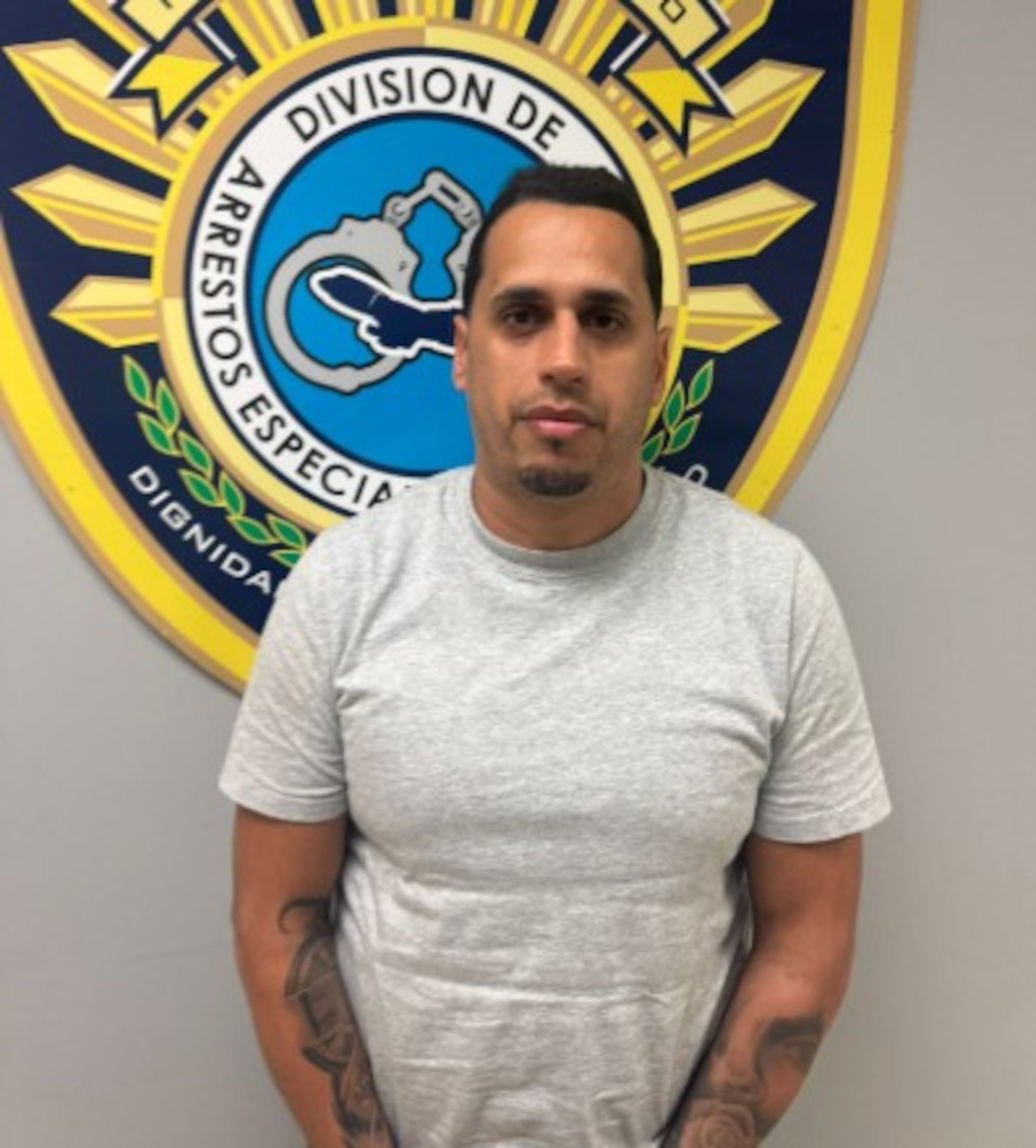 Emmanuel Charriez Burgos tenía una orden de arresto pendiente en el estado de Pensilvania por incomparecencia al Tribunal.