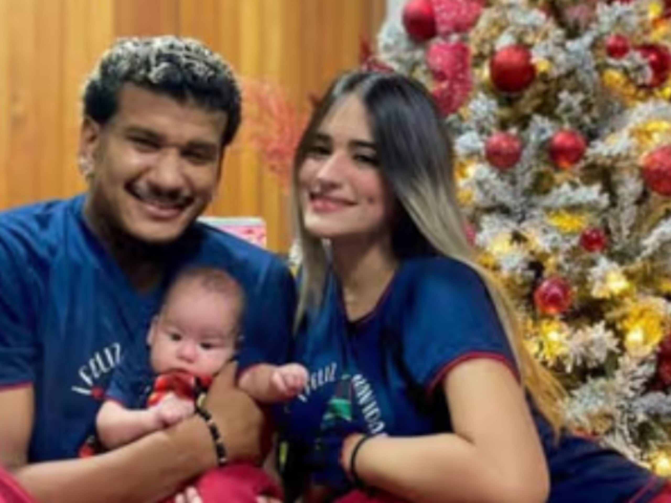 Héctor Bello junto a su esposa e hija.