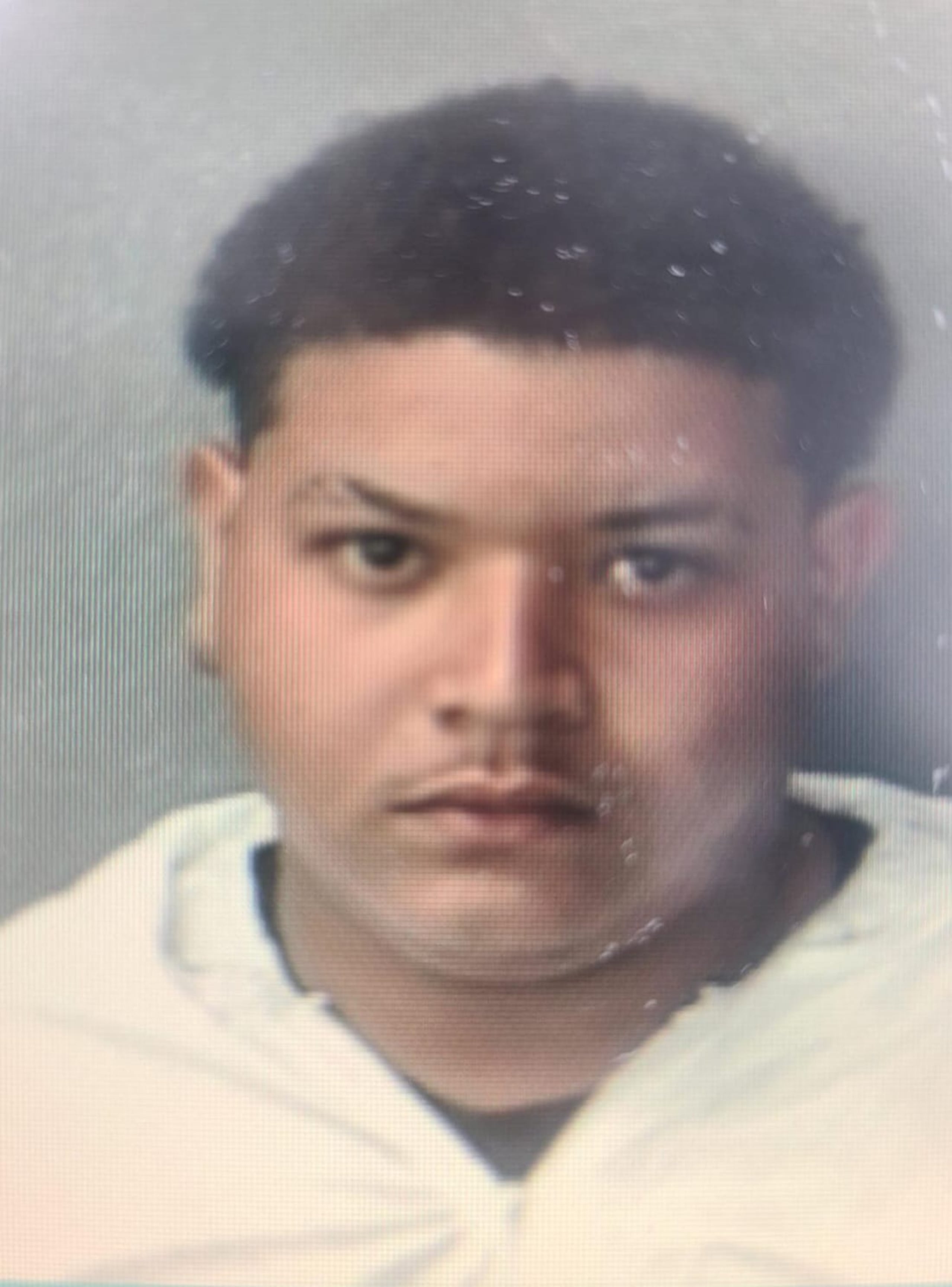 Asael Núñez Marrero, de 19 años, fue acusado por presuntamente patear la motora de un policía municipal provocando que cayera al pavimento y se lesionara.