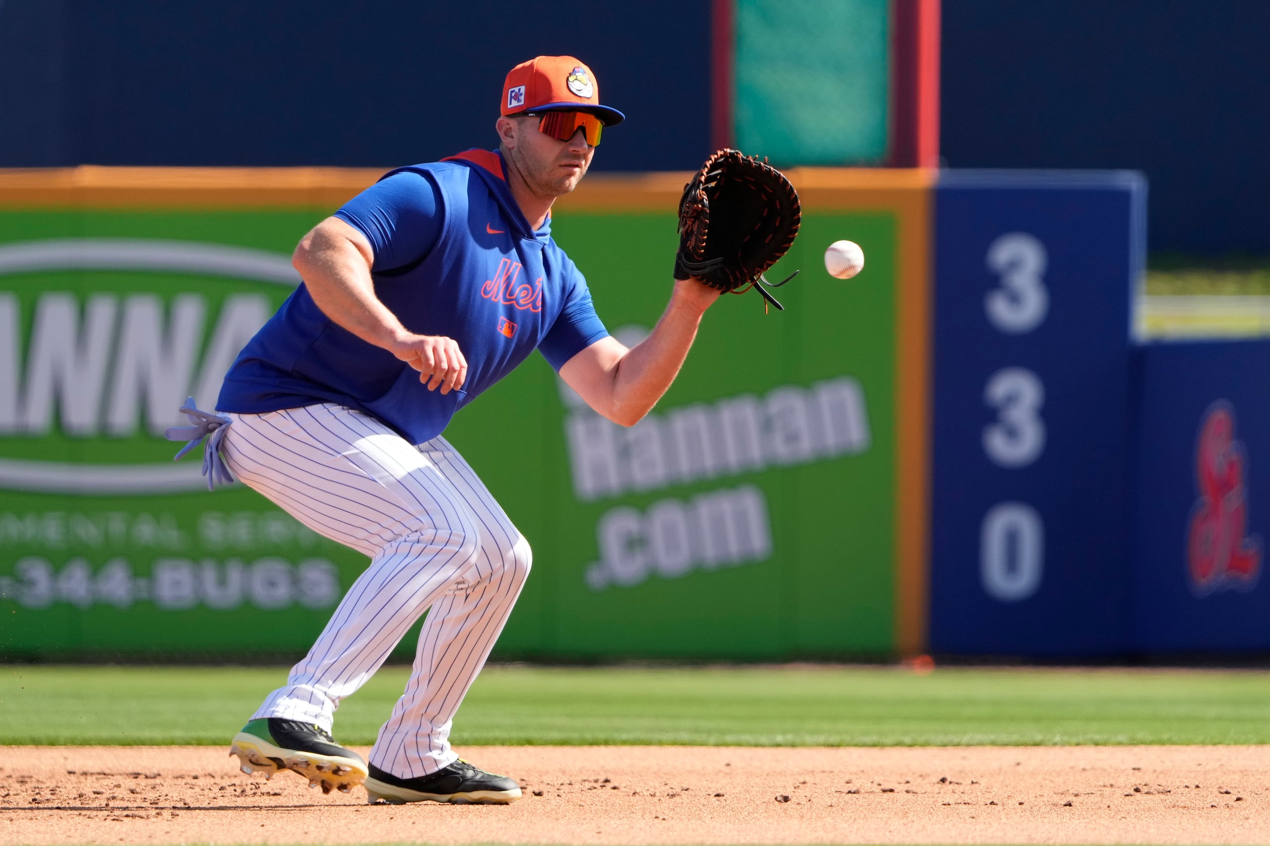 El infielder de los Mets de Nueva York Pete Alonso recupera un rodado en una sesión de práctica en los entrenamientos de primavera el lunes 17 de febrero del 2025. (AP Foto/Jeff Roberson)