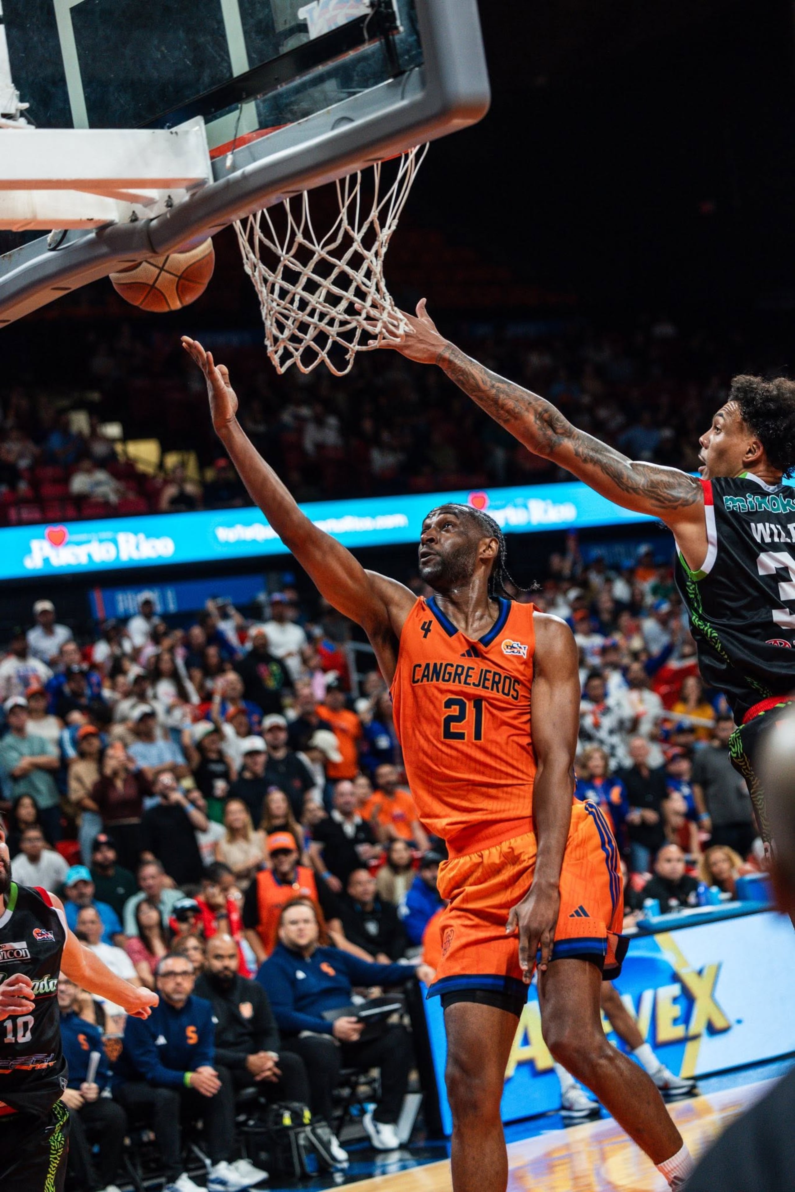Ian Clark, de los Cangrejeros de Santurce, tira al canasto contra los Santeros de Aguada.