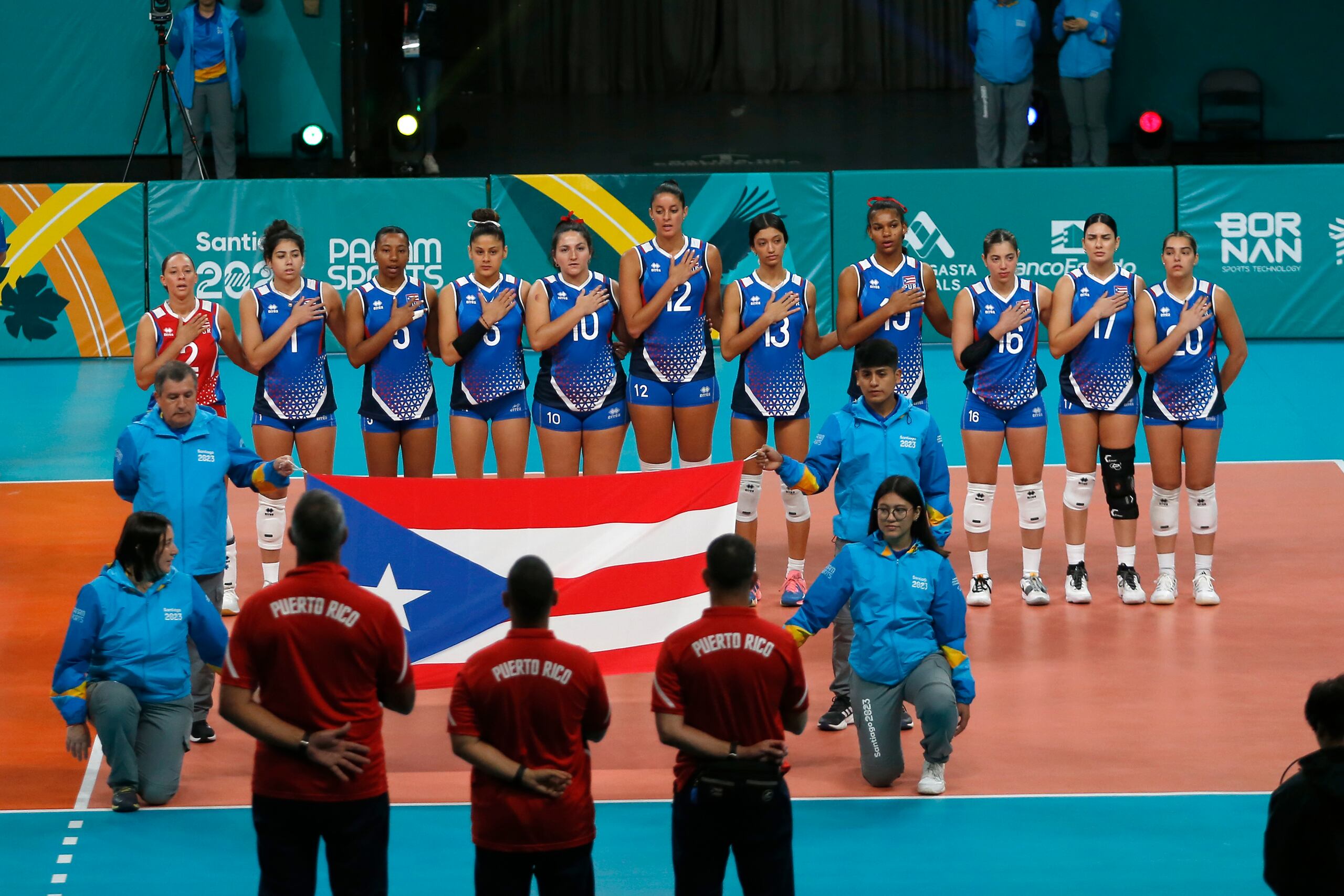 Las jugadoras de Puerto Rico escuchan el himno nacional previo al inicio de su partido ante Brasil.