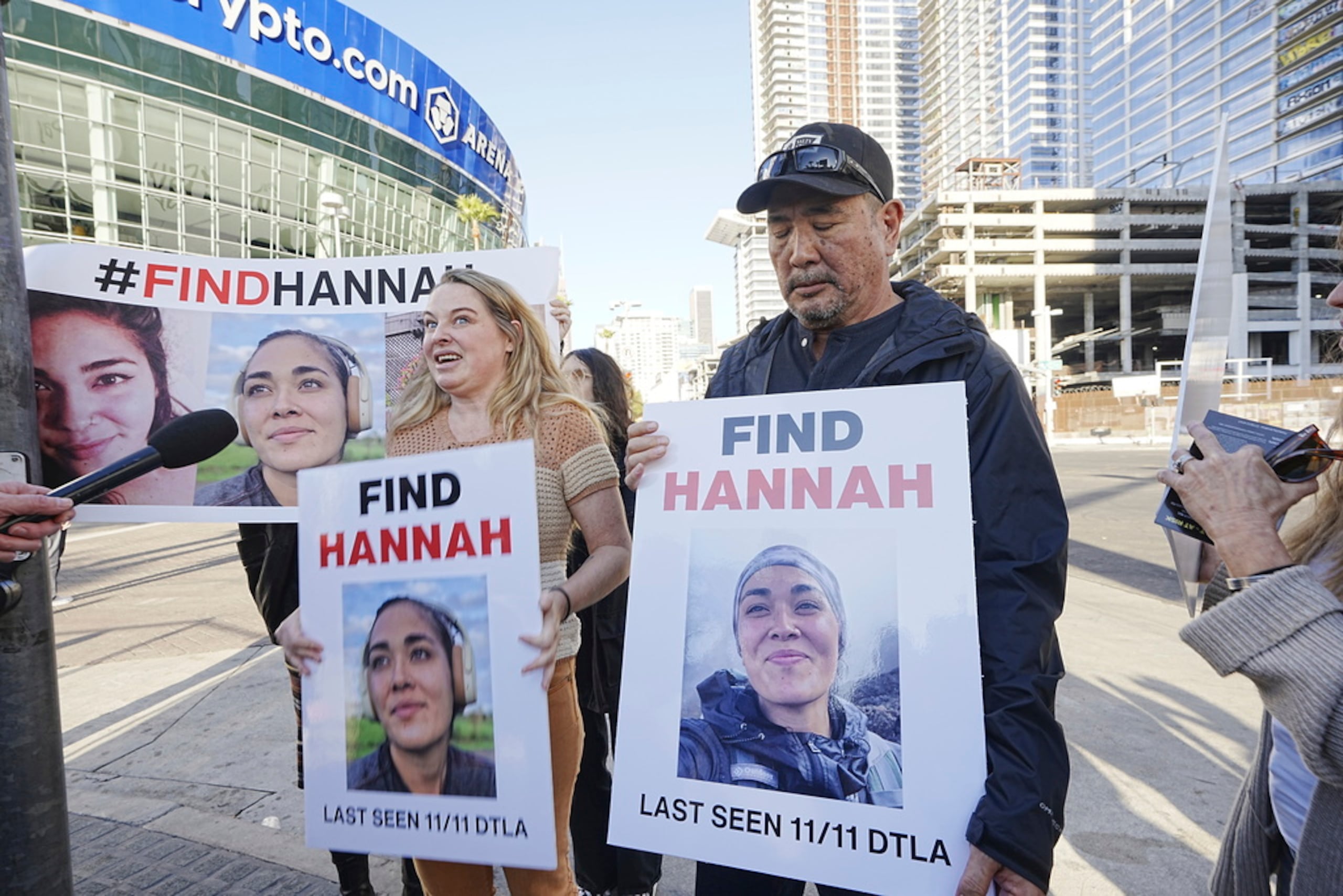 Ryan Kobayashi sostiene una foto de su hija Hannah Kobayashi frente al Crypto.com Arena, el 21 de noviembre de 2024 en Los Ángeles.