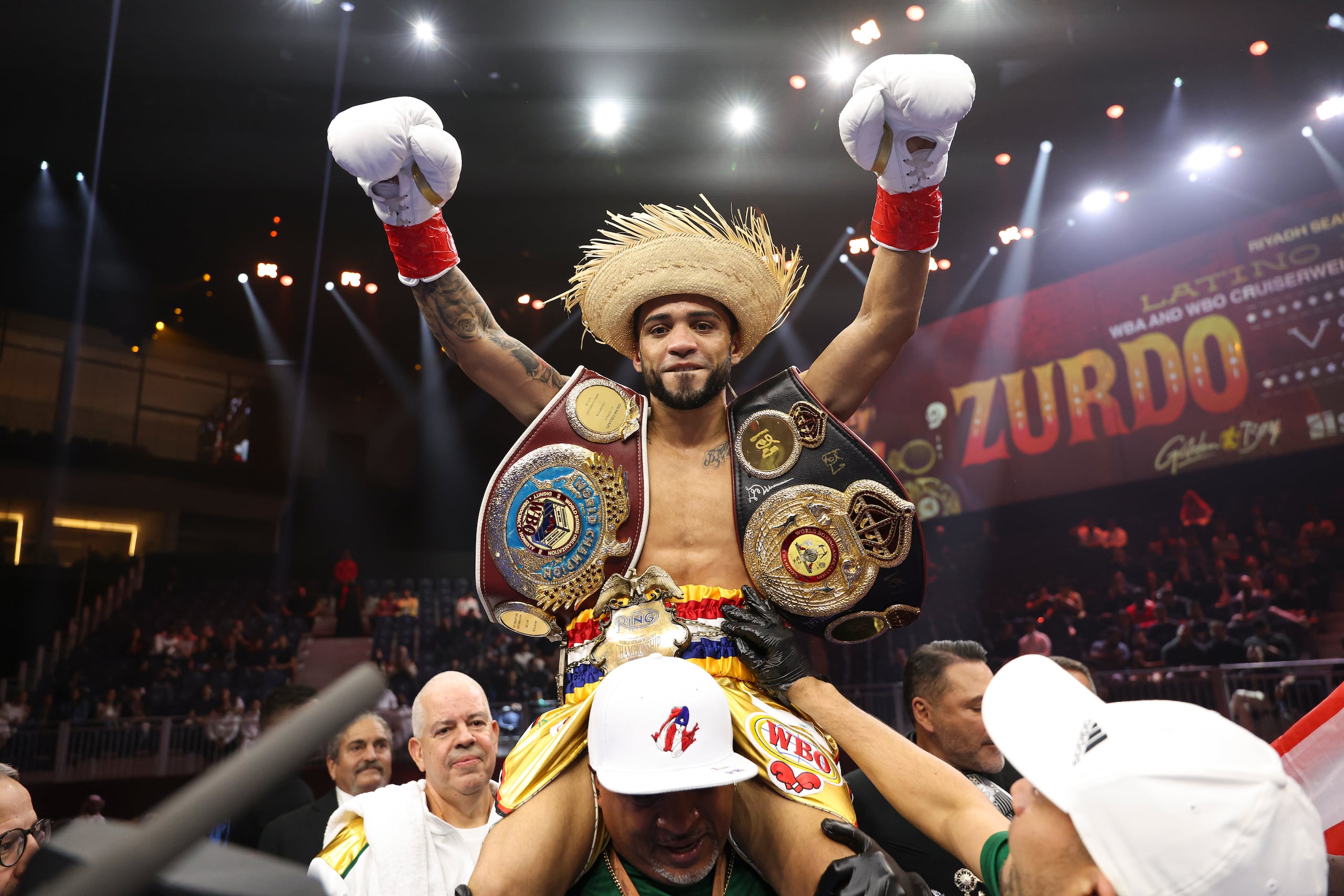 Oscar Collazo celebra después de unificar los campeonatos de las 105 libras de la OMB y AMB.
