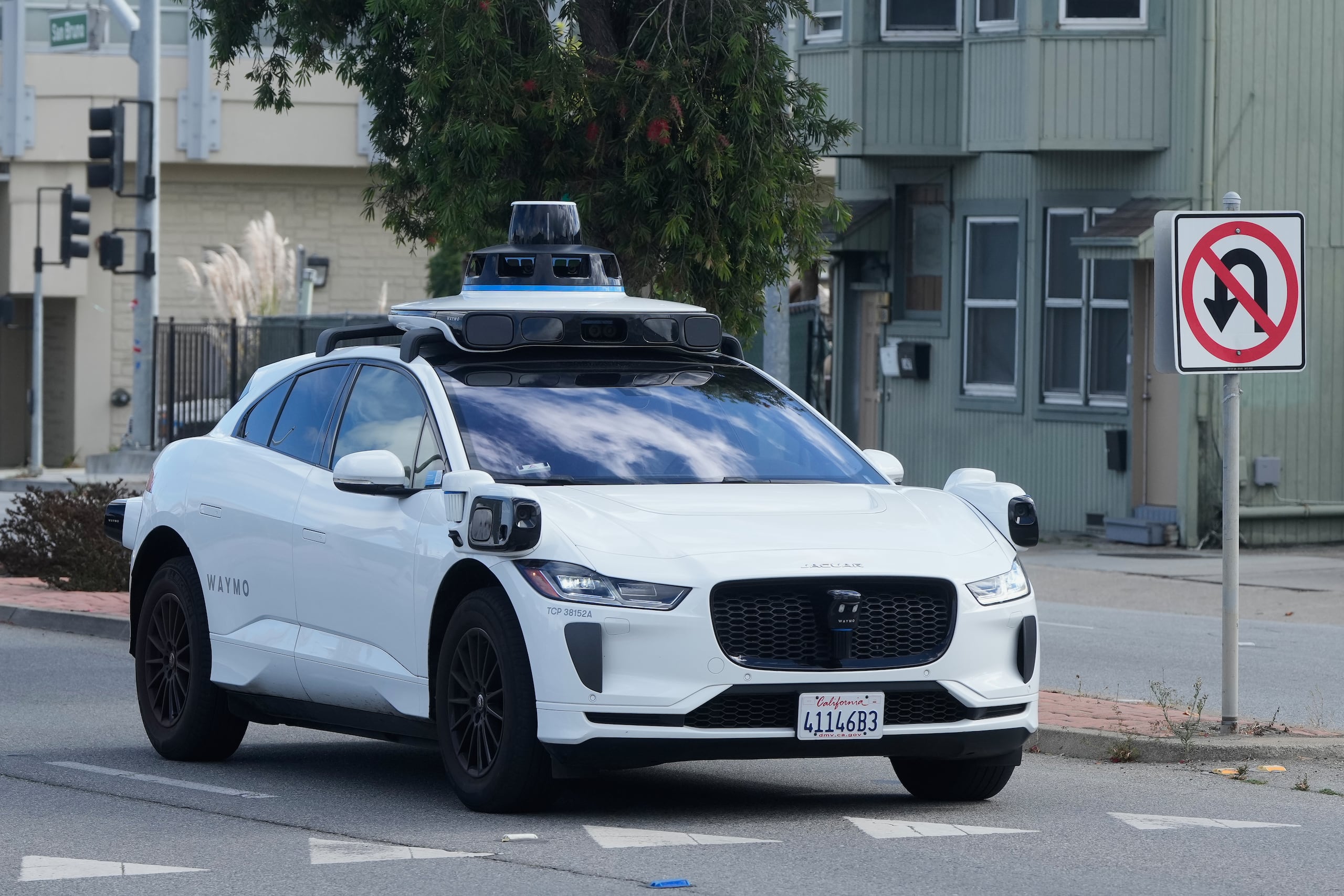 Un vehículo de Waymo en San Bruno, California, el 30 de septiembre del 2025. (AP foto/Jeff Chiu)