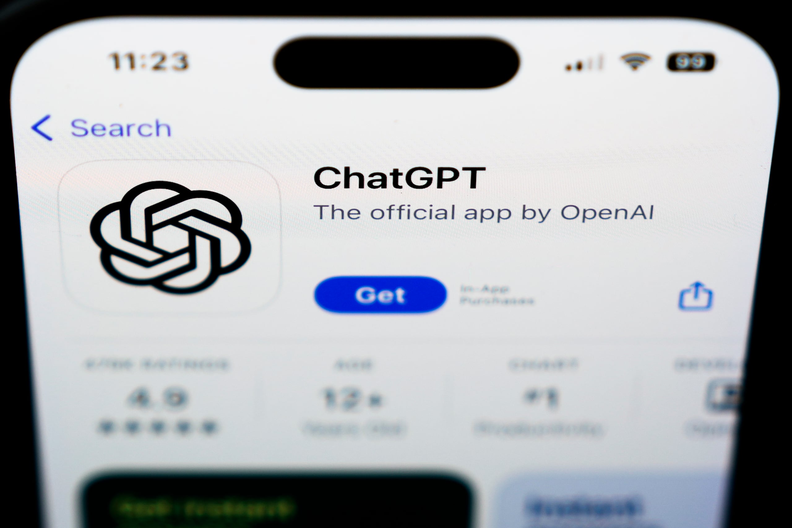 Ha aumentado la preocupación por el apego emocional que los usuarios generan con ChatGPT, lo que en algunos casos resulta en episodios de depedenncia y aislamiento familiar.