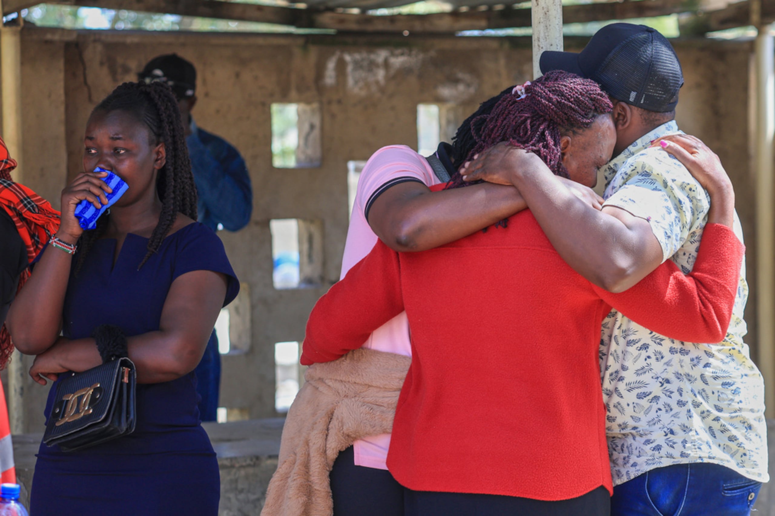 Familiares de las víctimas del incendio en la Utumishi Girls Academy reaccionan mientras esperan la identificación y las pruebas de ADN de los cuerpos en la funeraria de Naivasha, en la ciudad de Naivasha, región del Valle del Rift, Kenia, el 29 de mayo de 2026.