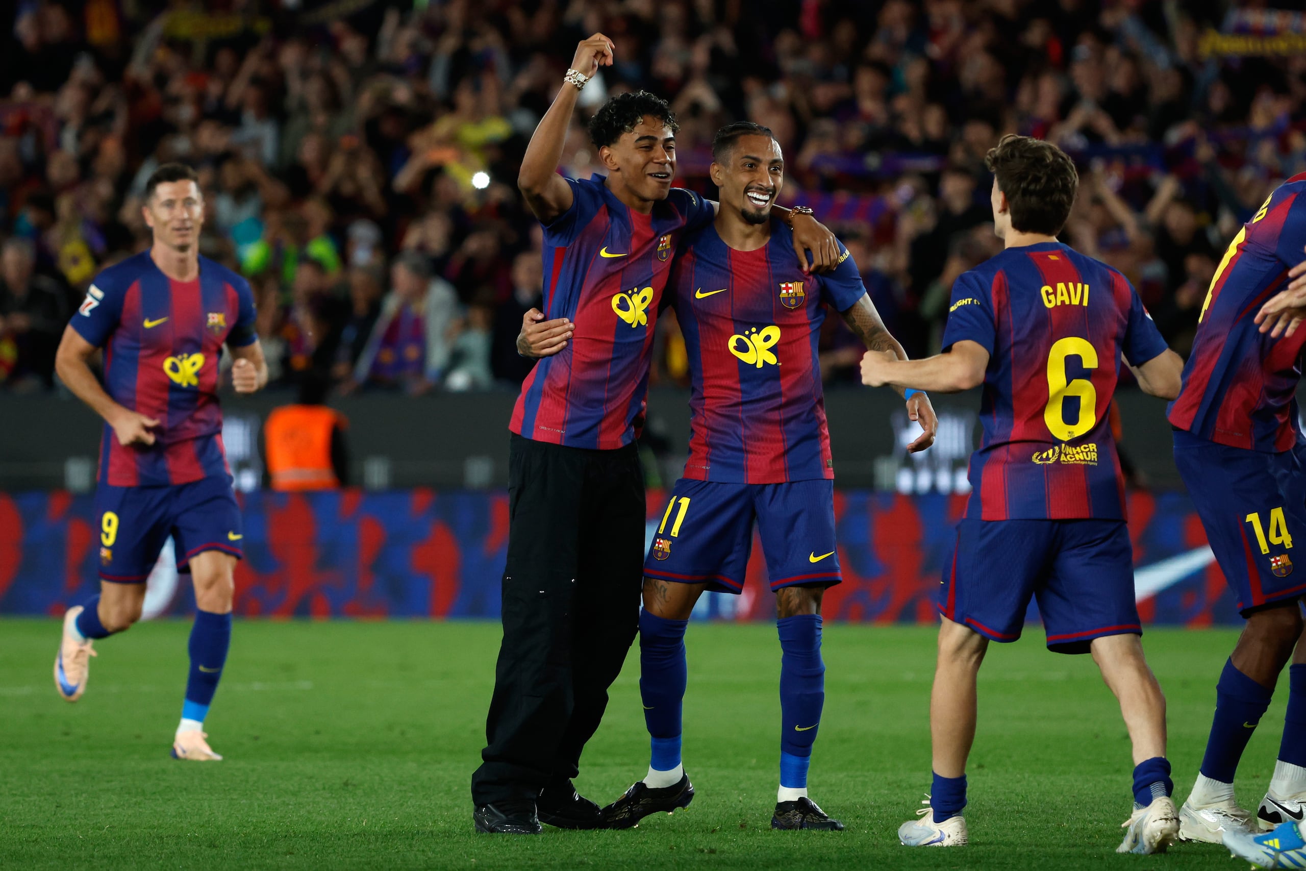 Lamine Yamal y Raphinha celebran el título del Barcelona en La Liga tras vencer al Real Madrid en El Clásico el domingo 10 de mayo del 2026. (AP Foto/Joan Monfort)
