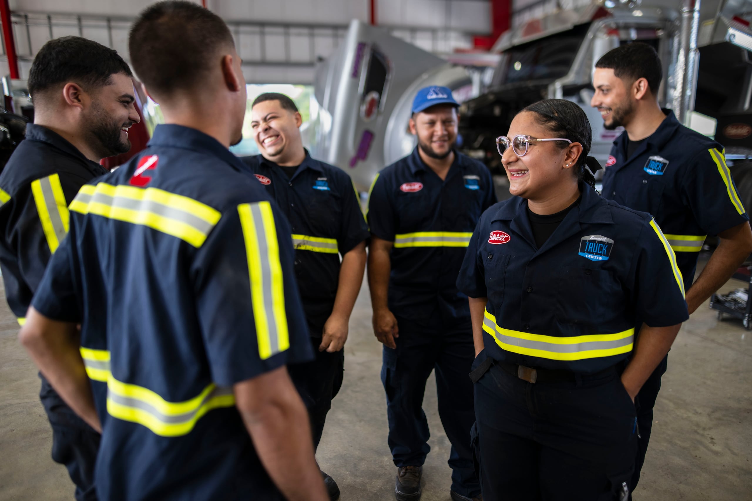 En el taller es la única mujer en la plantilla de 10 mecánicos y, con su empuje, disposición y su excelente trabajo se ha ganado el respeto de sus colegas de labores, algunos ya avezados en el oficio.