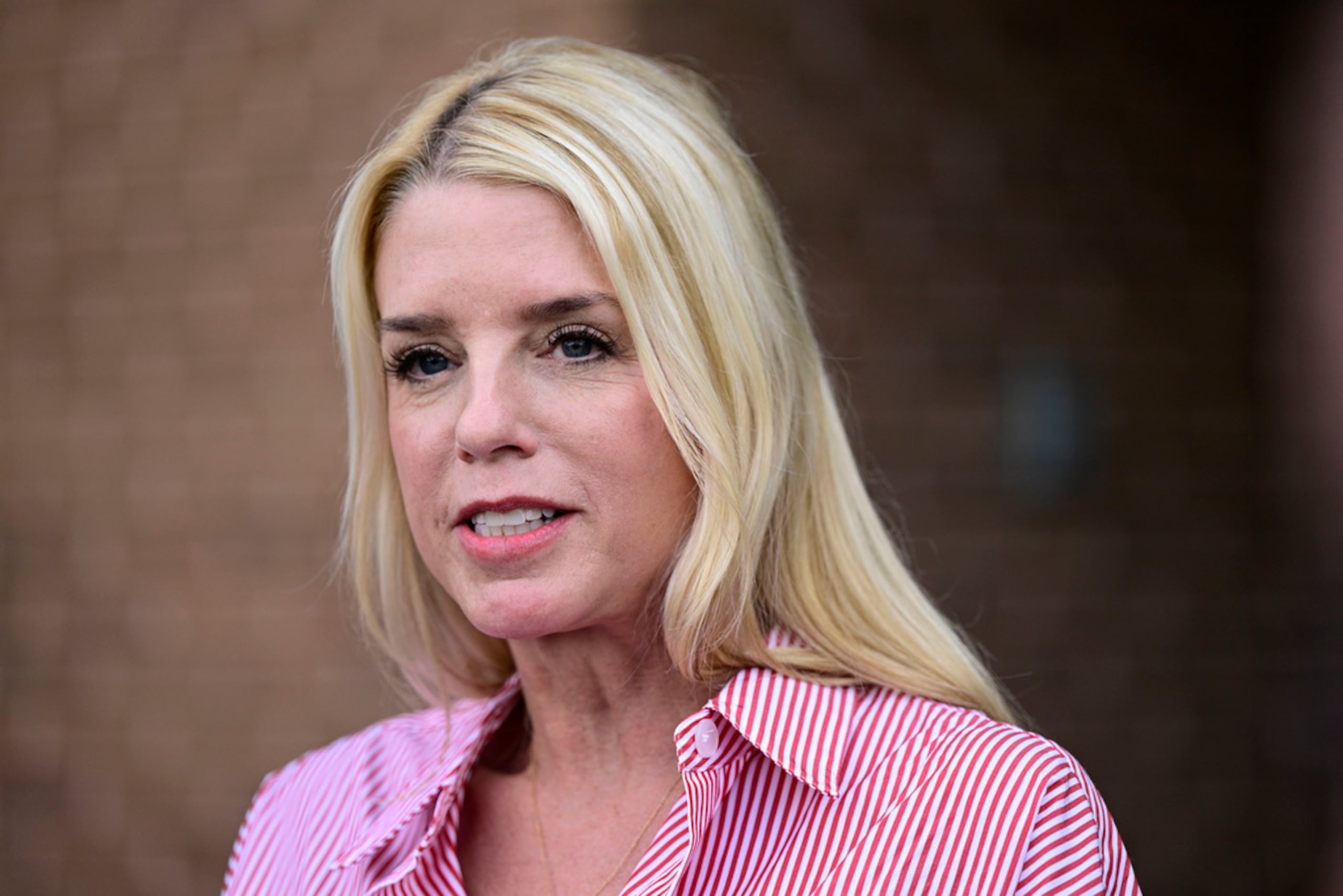 Pam Bondi, ex fiscal general estatal de Florida, habla con la prensa afuera de un sitio de entrenamiento sobre integridad para voluntarios electorales, el 18 de junio de 2024, en Newtown, Pensilvania.