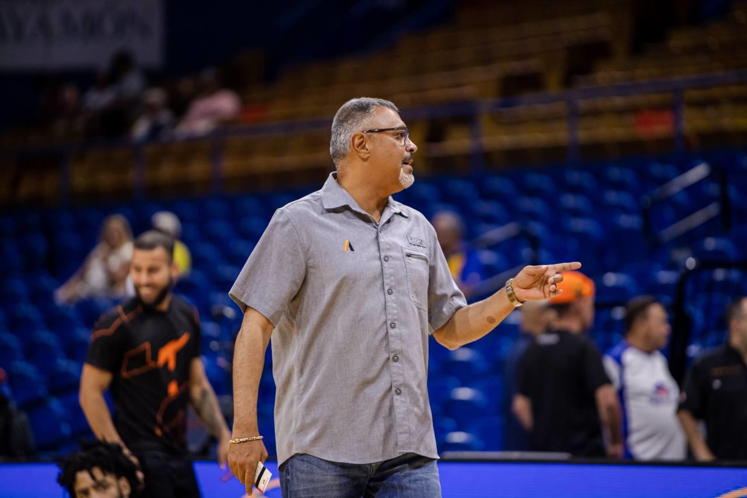 Eddie Casiano en el Coliseo Rubén Rodríguez previo al primer partido entre los Vaqueros y los Atléticos.