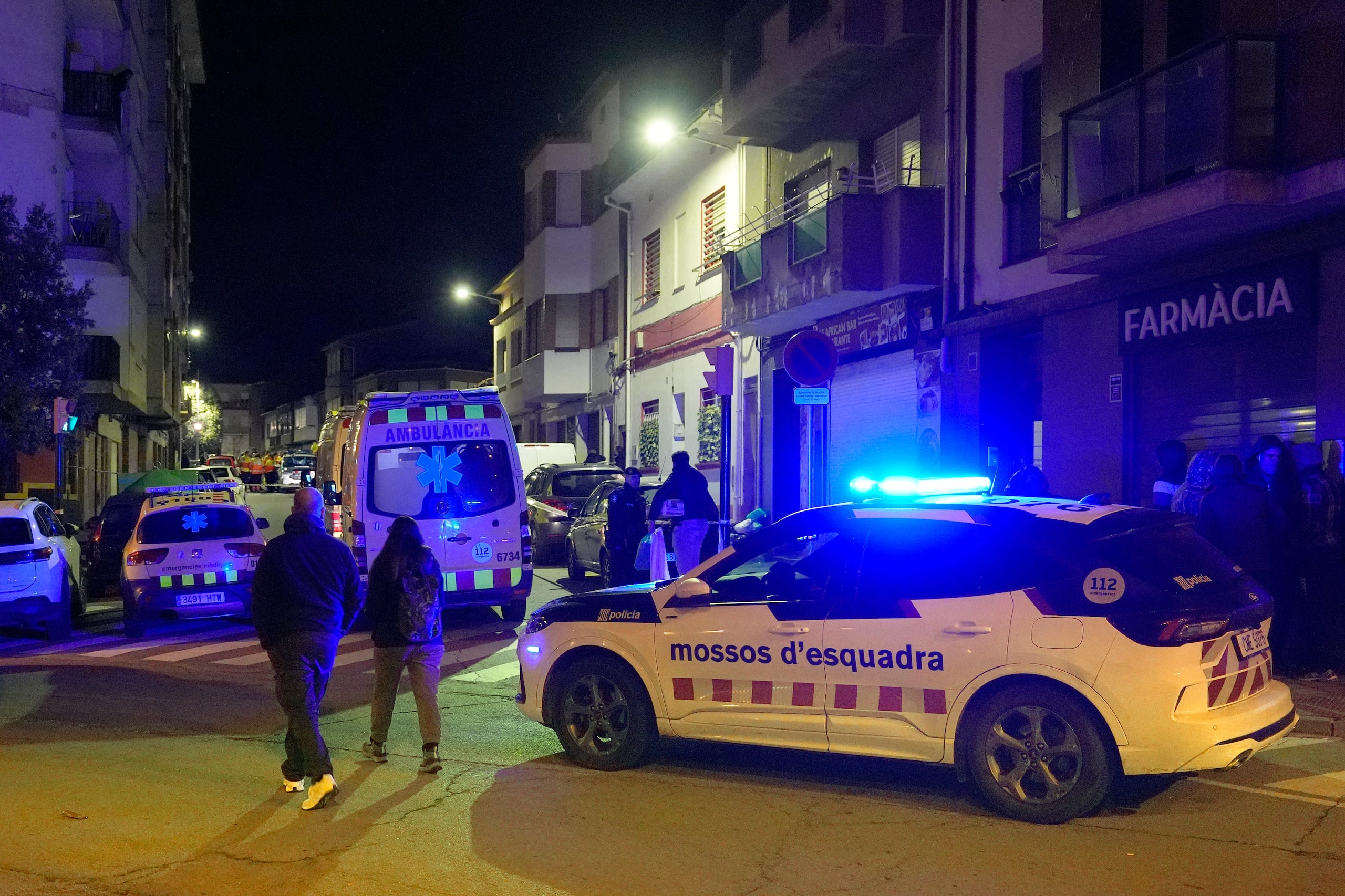 Cinco personas murieron en un incendio registrado este lunes en un bloque de pisos en la localidad barcelonesa de Manlleu. EFE/Siu Wu