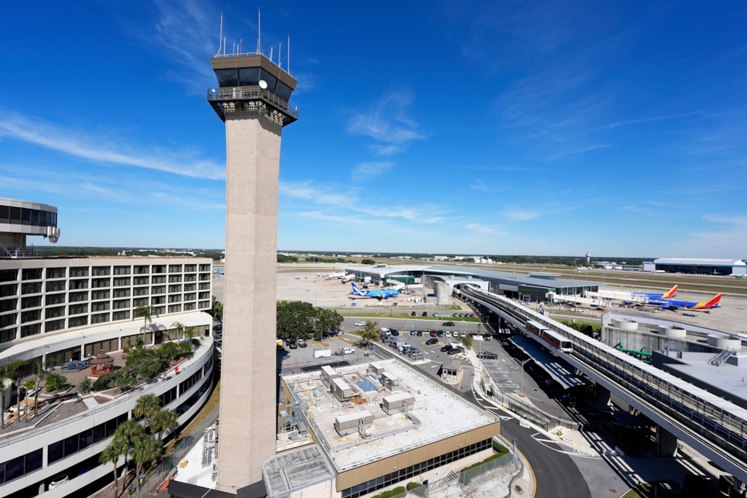 La torre de control de tráfico aéreo del Aeropuerto Internacional de Tampa el 11 de noviembre de 2025, en Tampa, Florida.